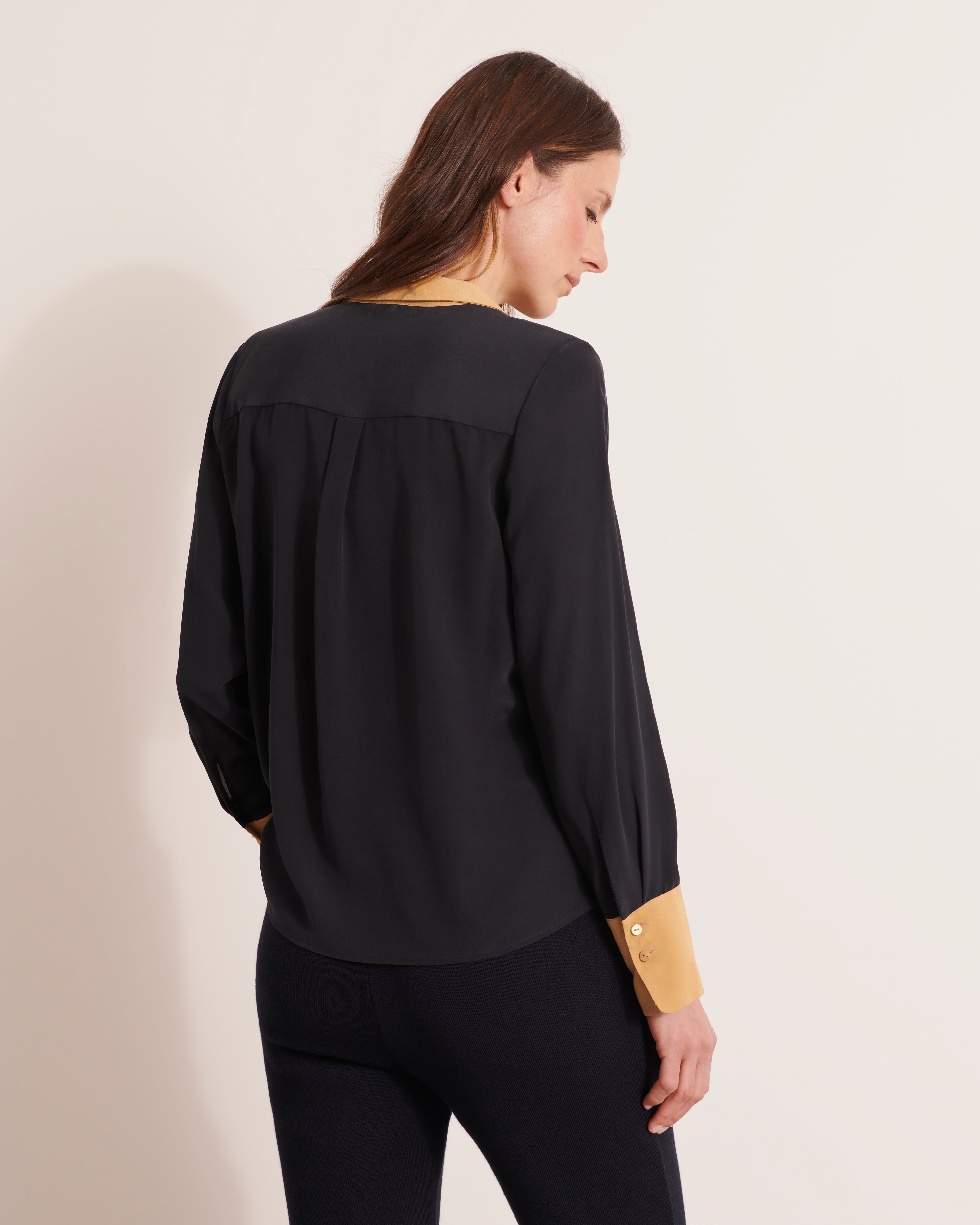 Chemisier fluide bleu marine en soie lavée col contrasté