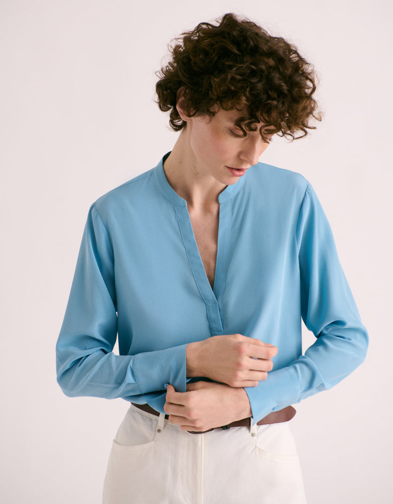 chemisier en soie lavée bleu clair col V