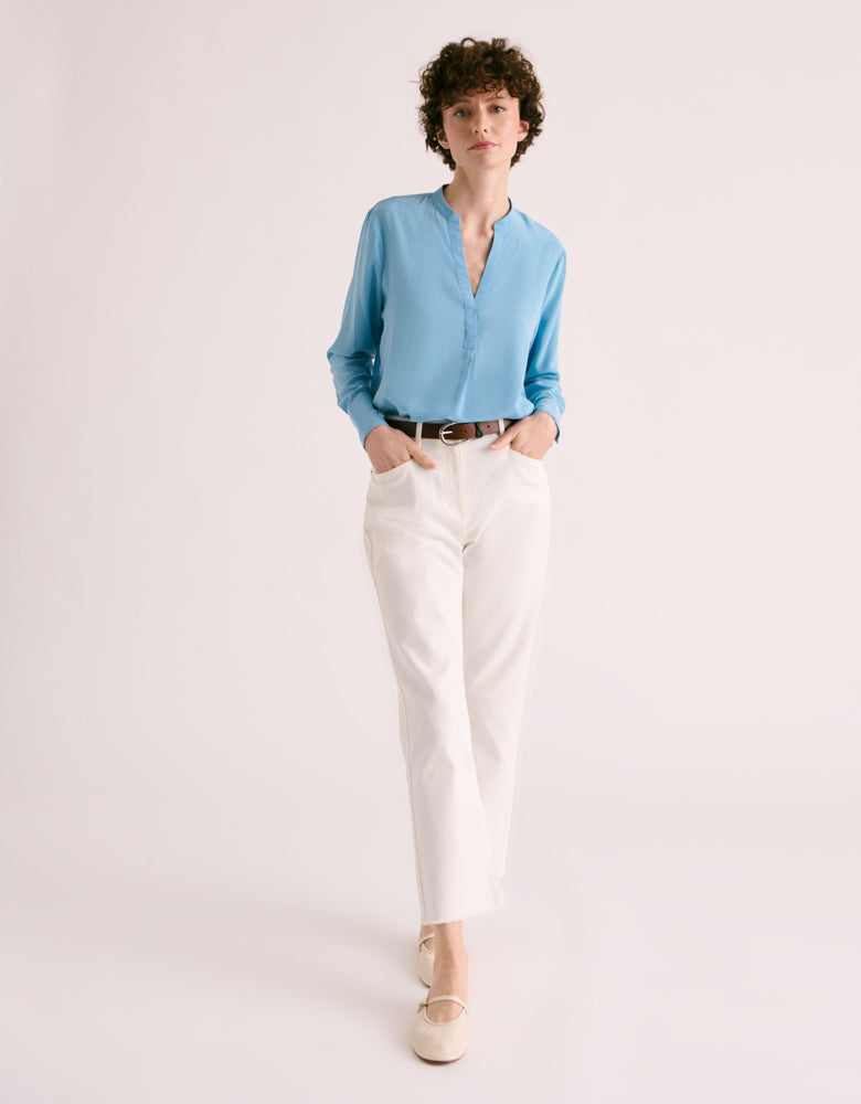 chemisier en soie lavée bleu clair col V