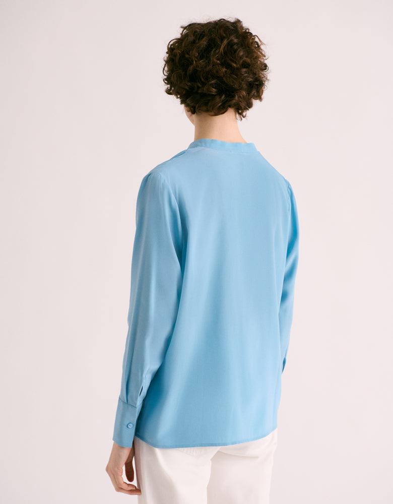 chemisier en soie lavée bleu clair col V