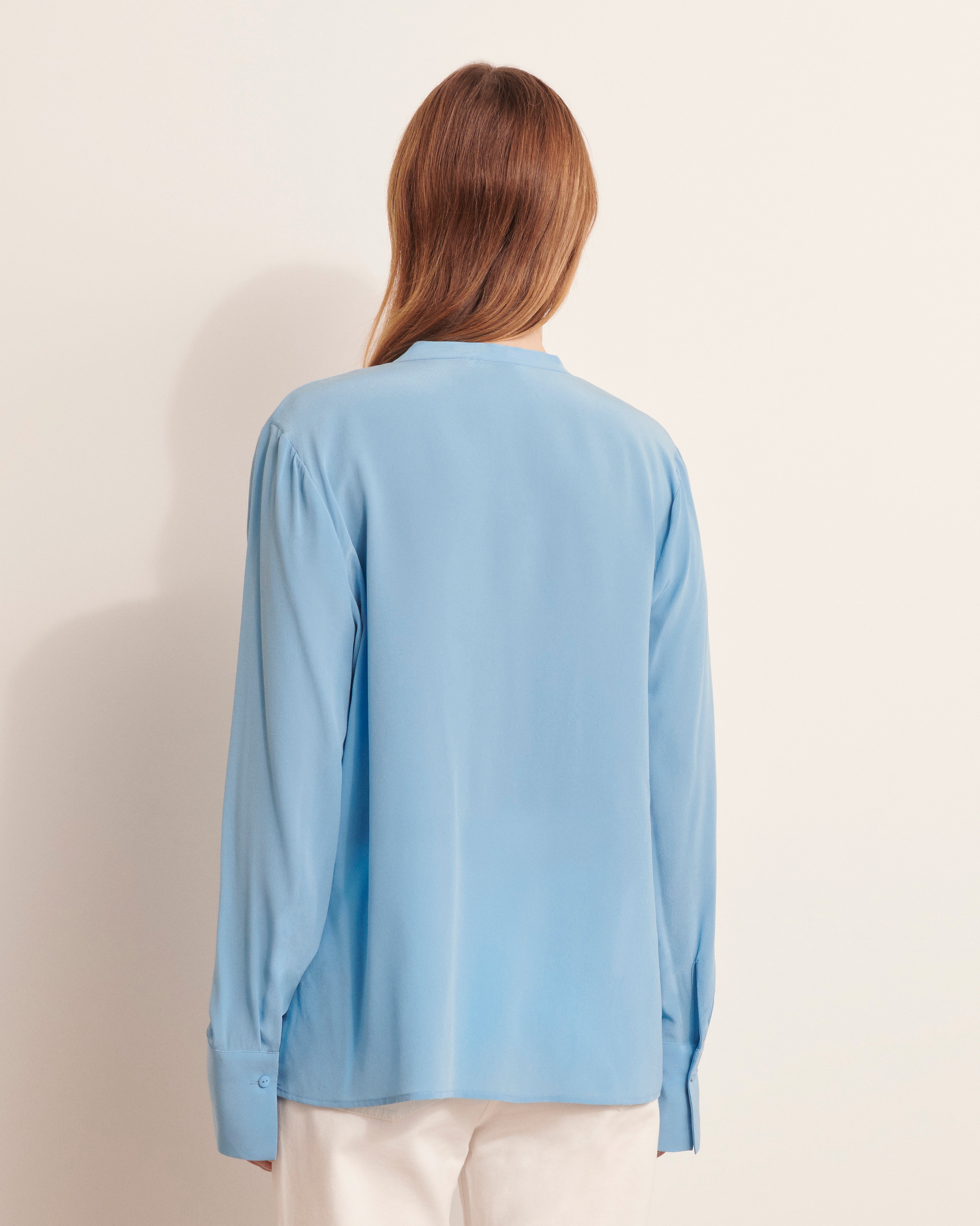chemisier en soie lavée bleu clair col V