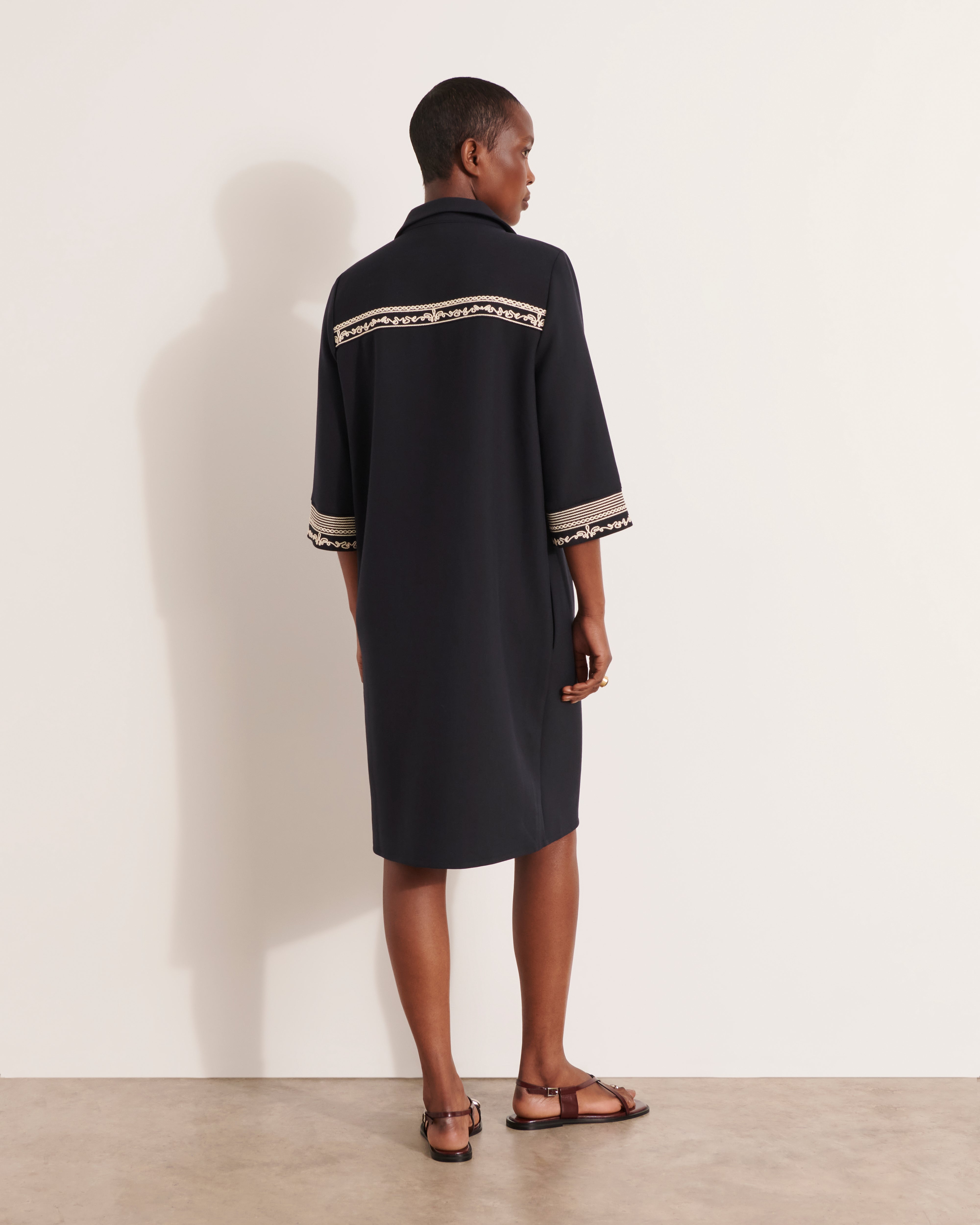 robe bleu marine brodée longueur genou encolure V