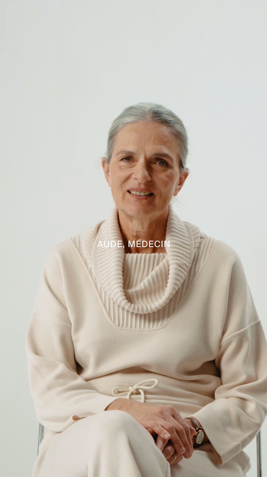 Portrait d’Aude, 64 ans, médecin, posant avec élégance dans une tenue Devernois.