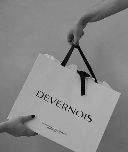 Plongez dans la magie du Christmas Edit Devernois : une sélection de cadeaux raffinés, des petites attentions délicates aux pièces d’exception, pour célébrer l’art d’offrir avec élégance et savoir-faire français