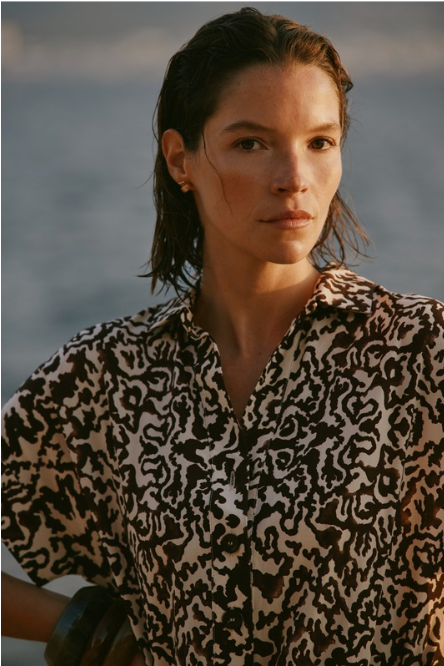 Sélection été Devernois thème Havane : robe Raquel imprimée marron et blanc, robe Rigatoni rouge unie et blouse Carreira, silhouettes féminines et modernes.