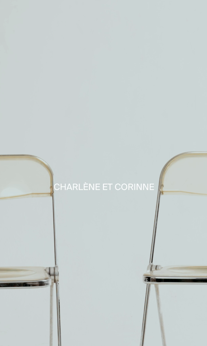 Portrait de Charlène, 35 ans, et de sa mère Corinne, 65 ans, complices et élégantes, illustrant un lien mère-fille fort et authentique.