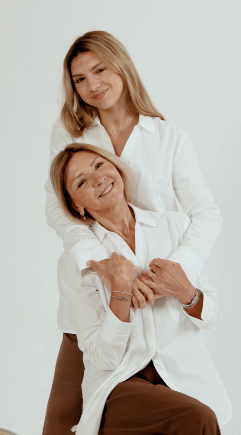 Portrait de Frédérique et Ambre, mère et fille complices, partageant un moment de tendresse et de lien fort, symbole d’une relation libre et pleine d’amour.