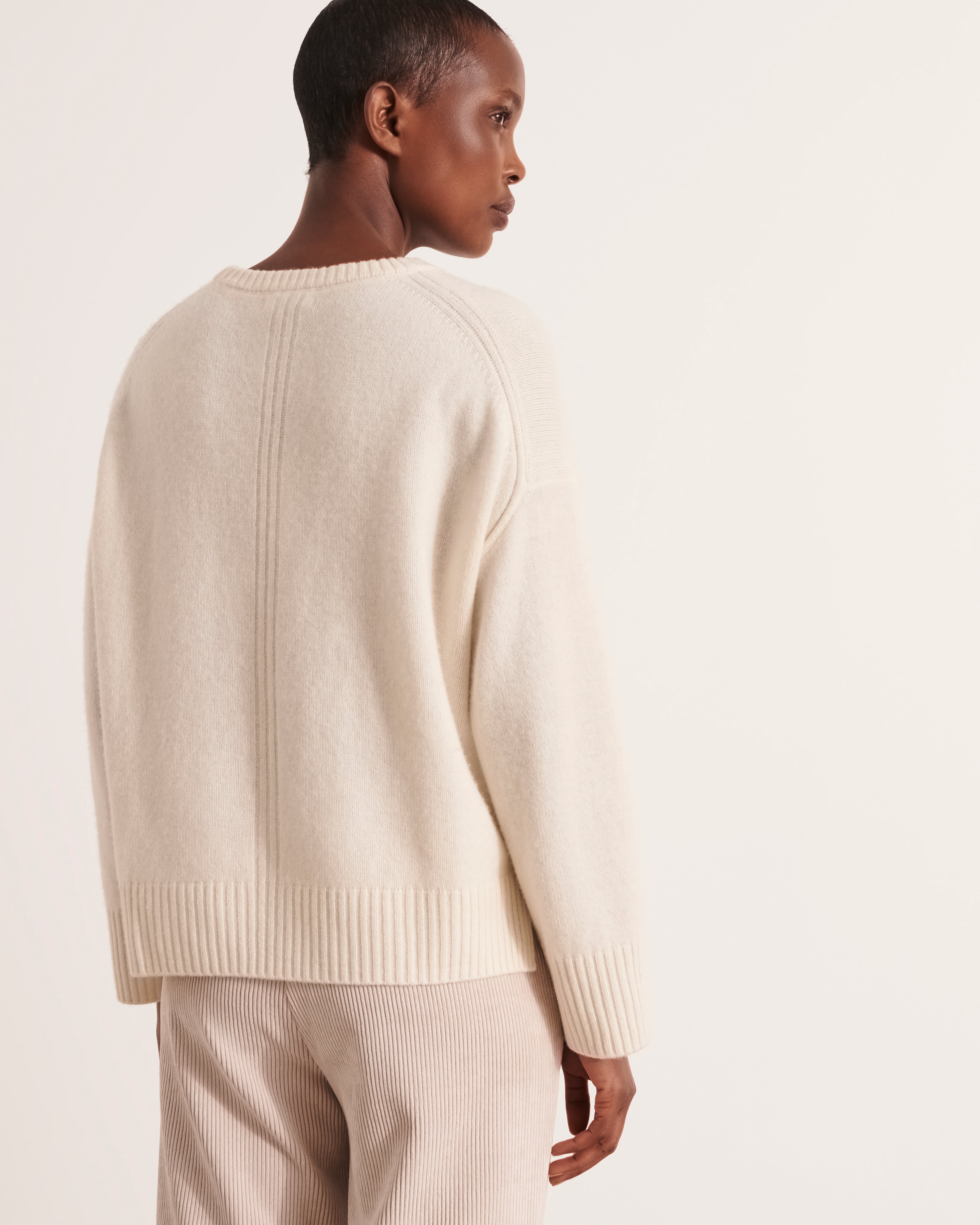 pull en maille cachemire encolure ronde blanc cassé