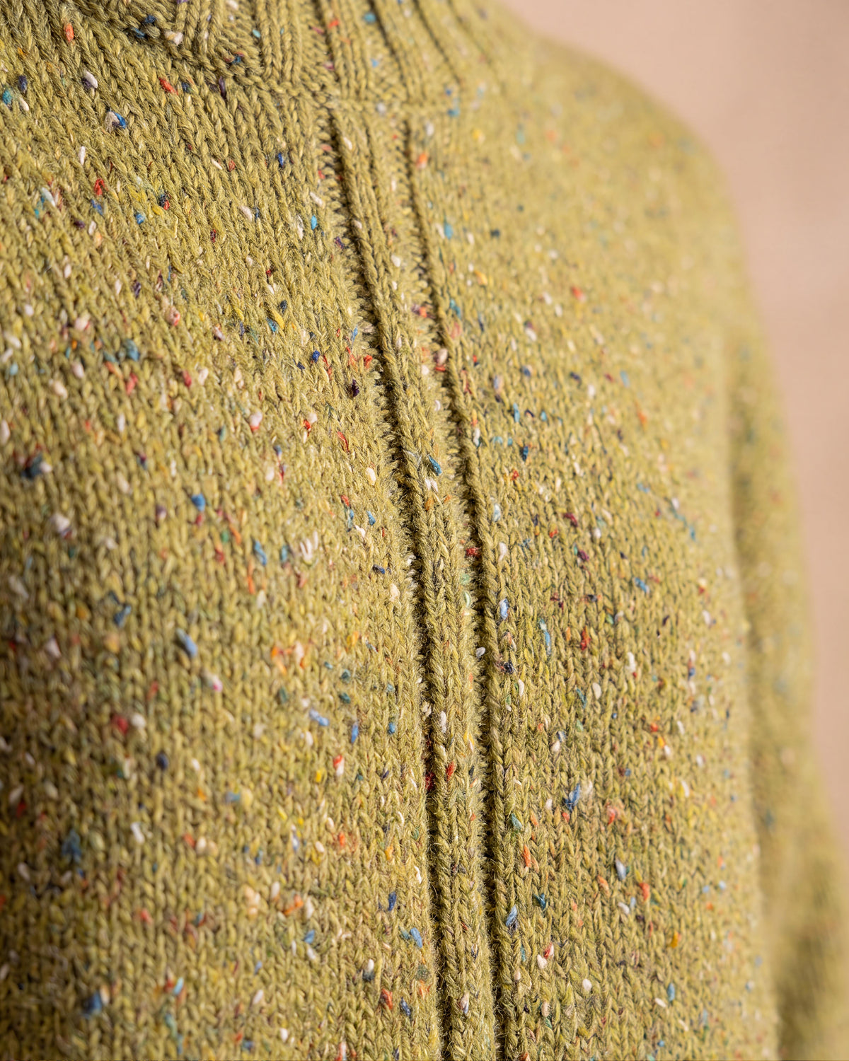 Pull jaune chiné en laine et alpaga col montant tricoté en France