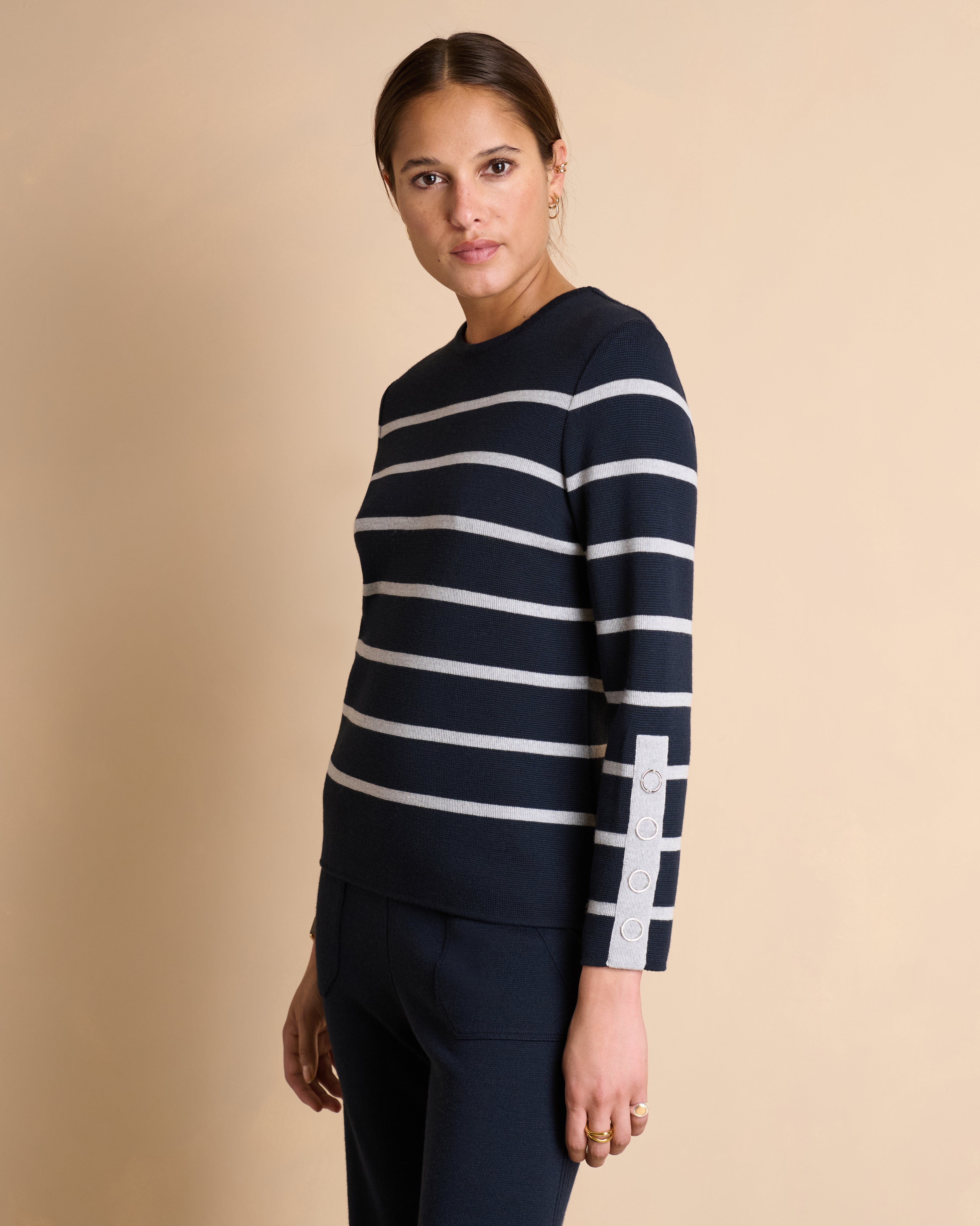 Pull bleu marine à rayures en laine mérinos col rond