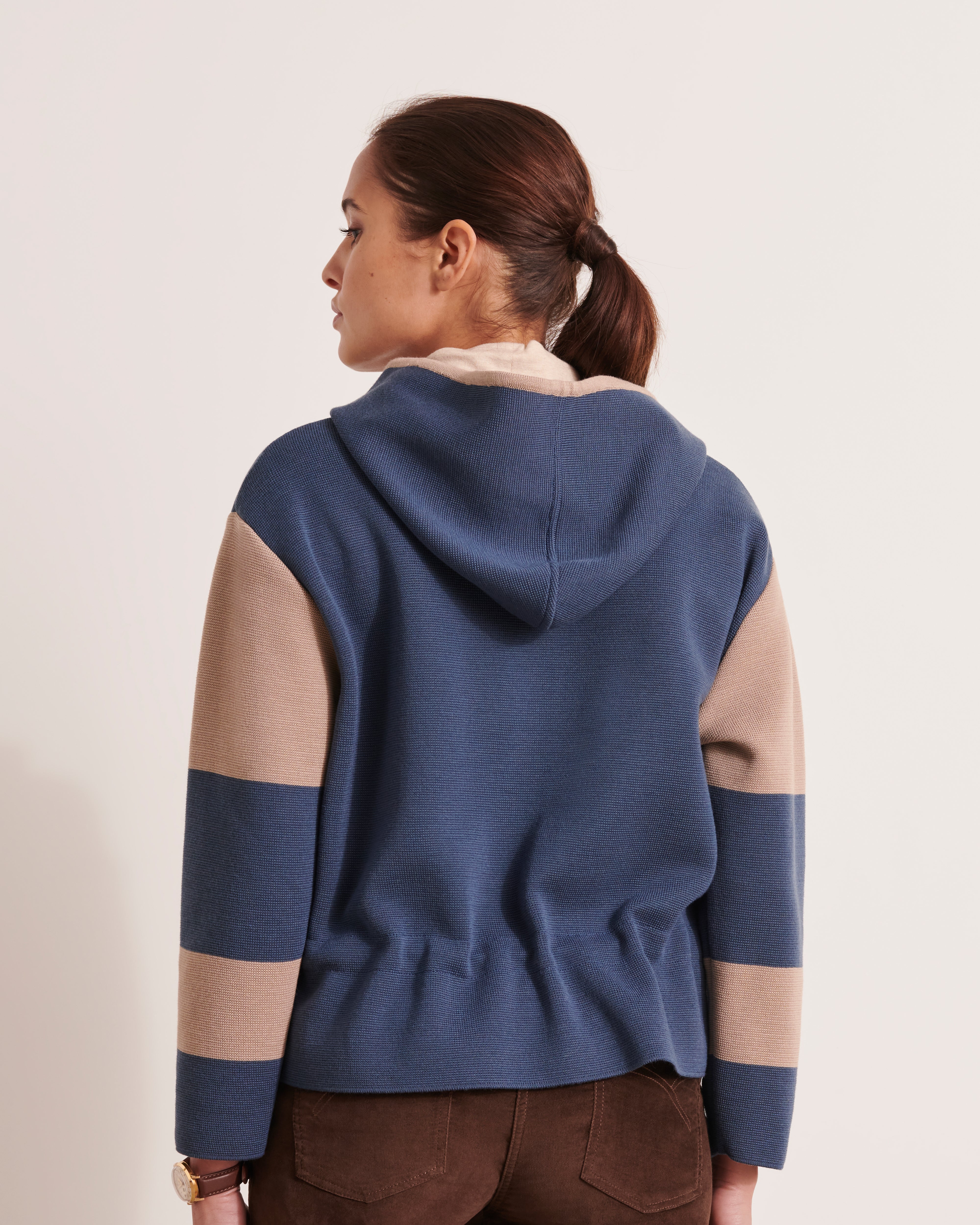 sweat à capuche en laine mérinos bleu et beige