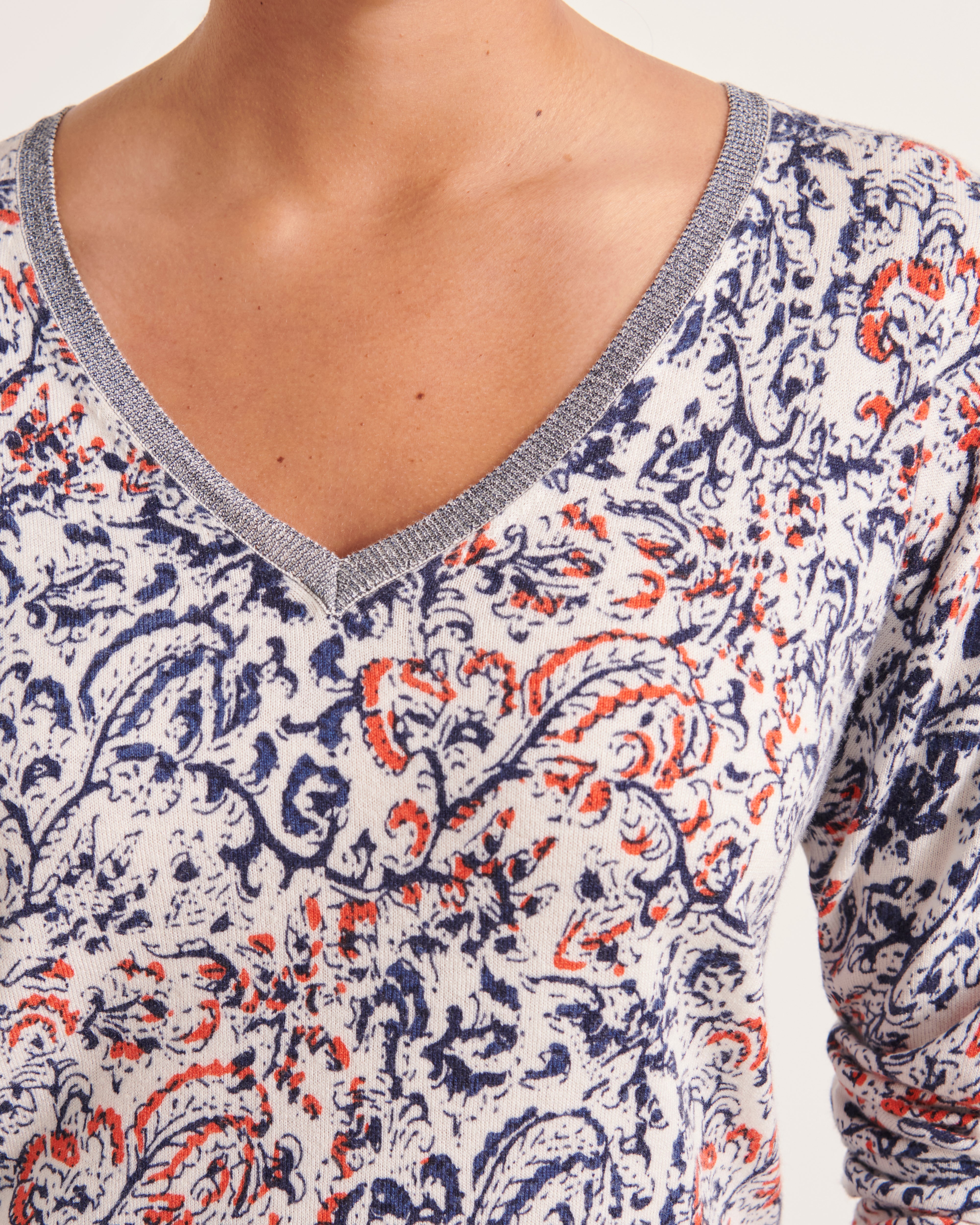 pull encolure V en coton et viscose motif fleuri orange et bleu