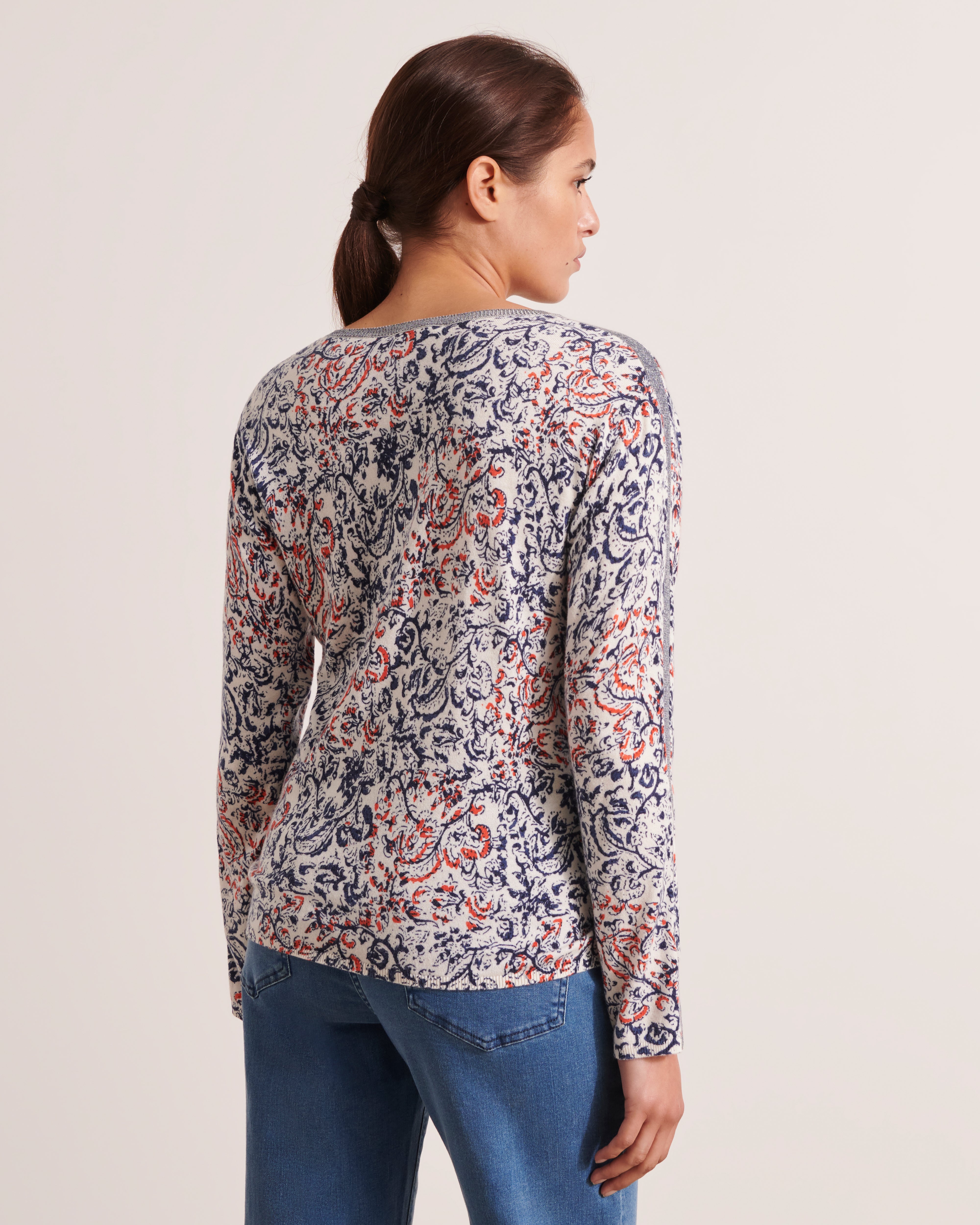 pull encolure V en coton et viscose motif fleuri orange et bleu