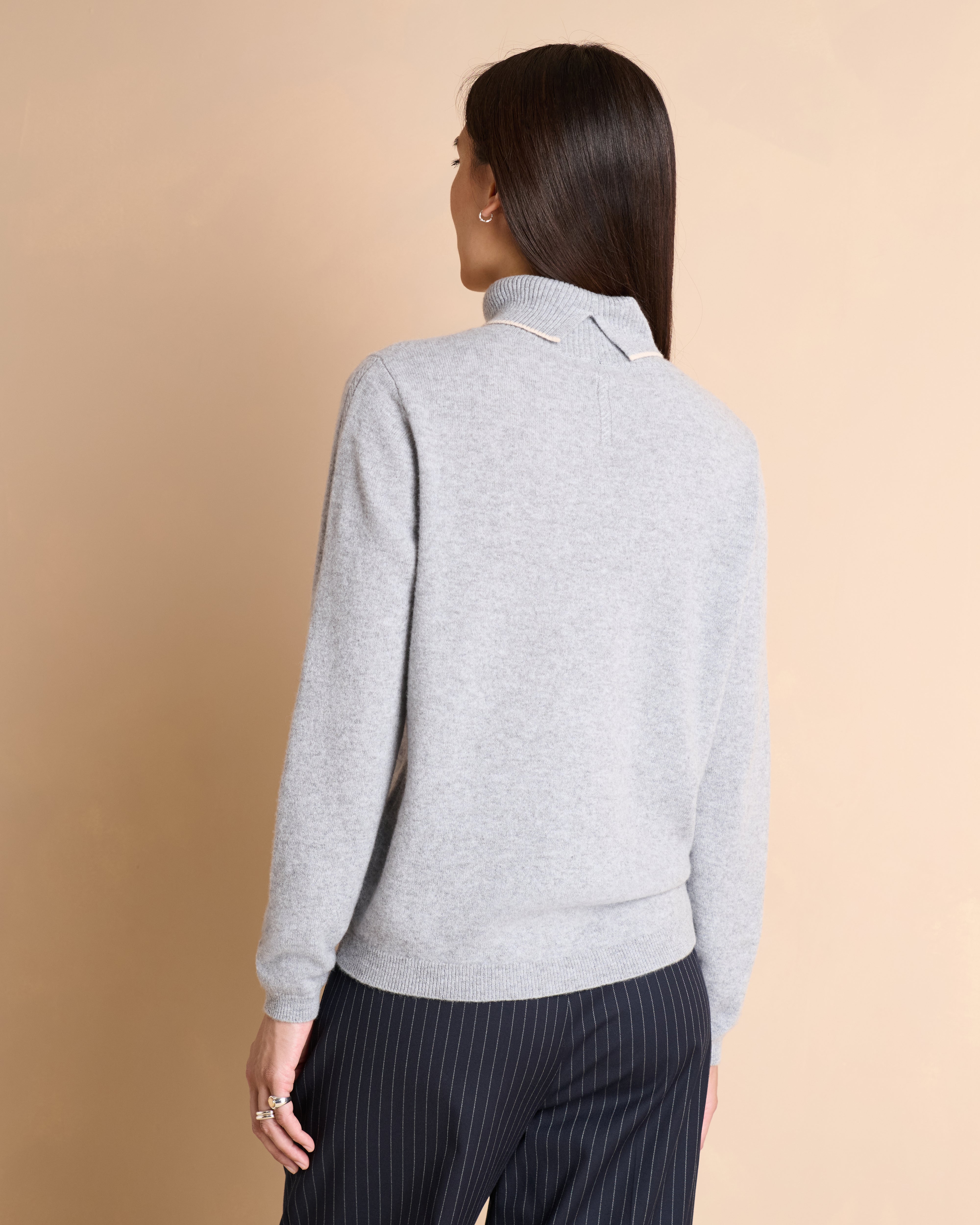 Pull gris à col roulé manches longes en cachemire