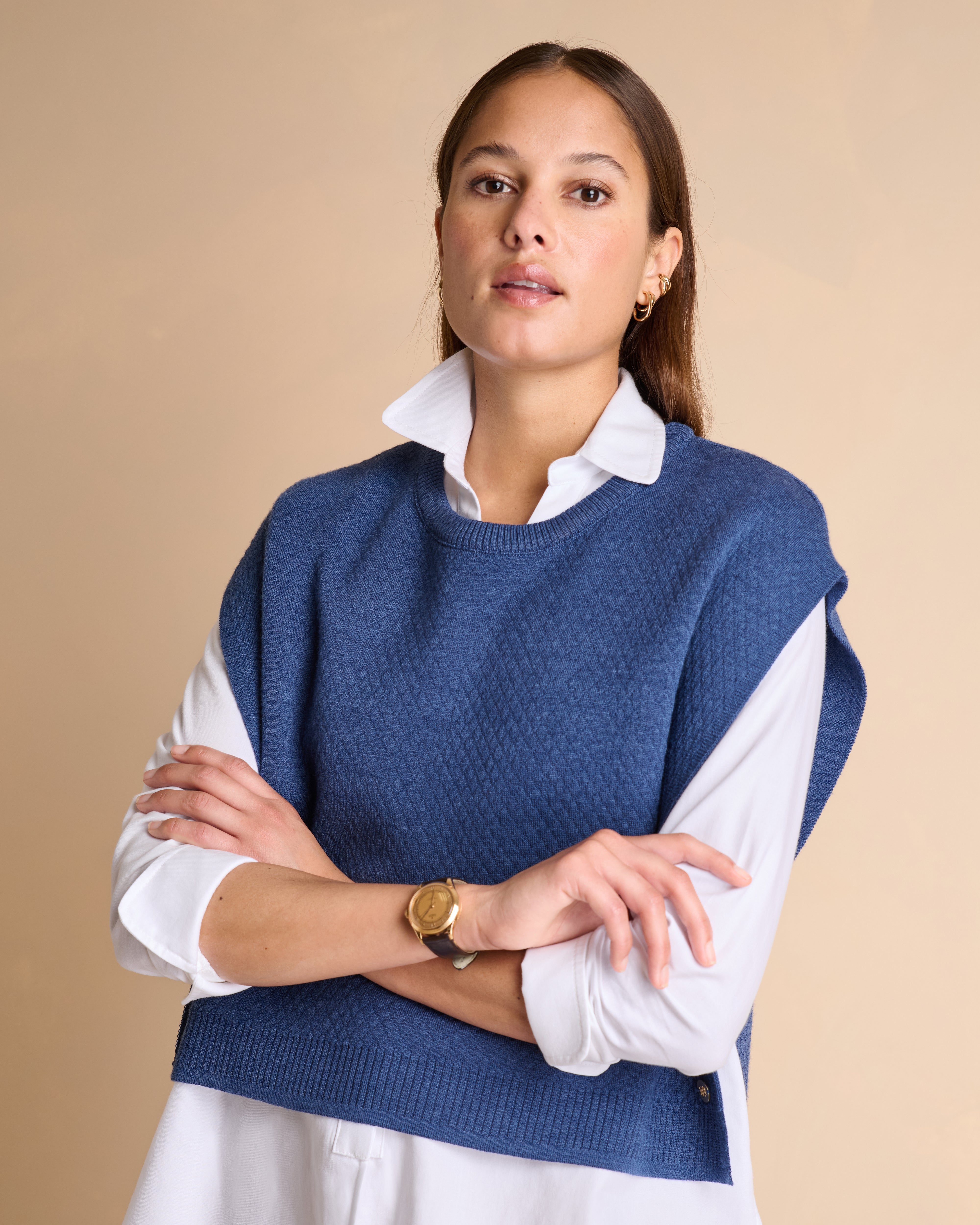 Pull poncho bleu sans manches avec de la laine mérinos