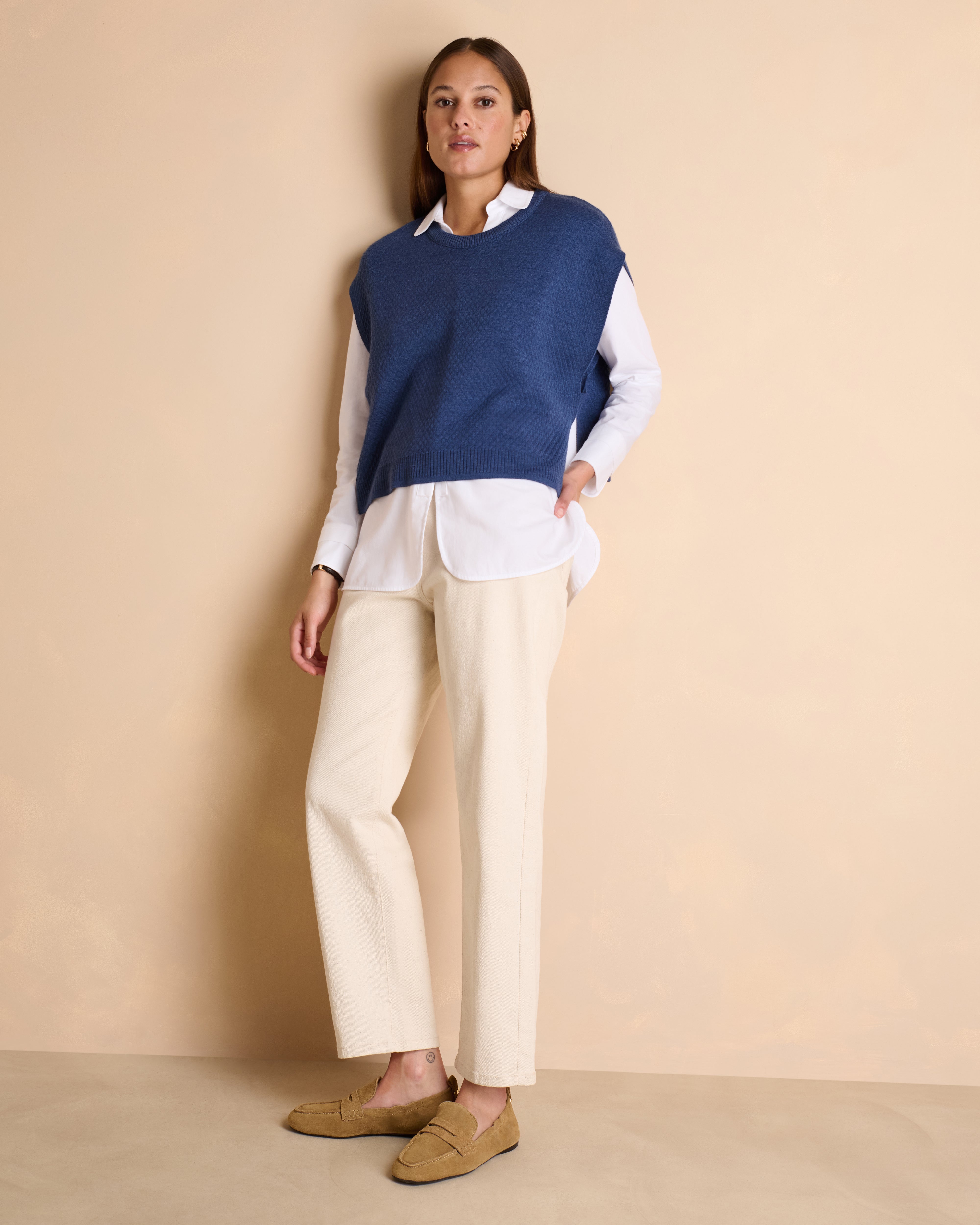 Pull poncho bleu sans manches avec de la laine mérinos