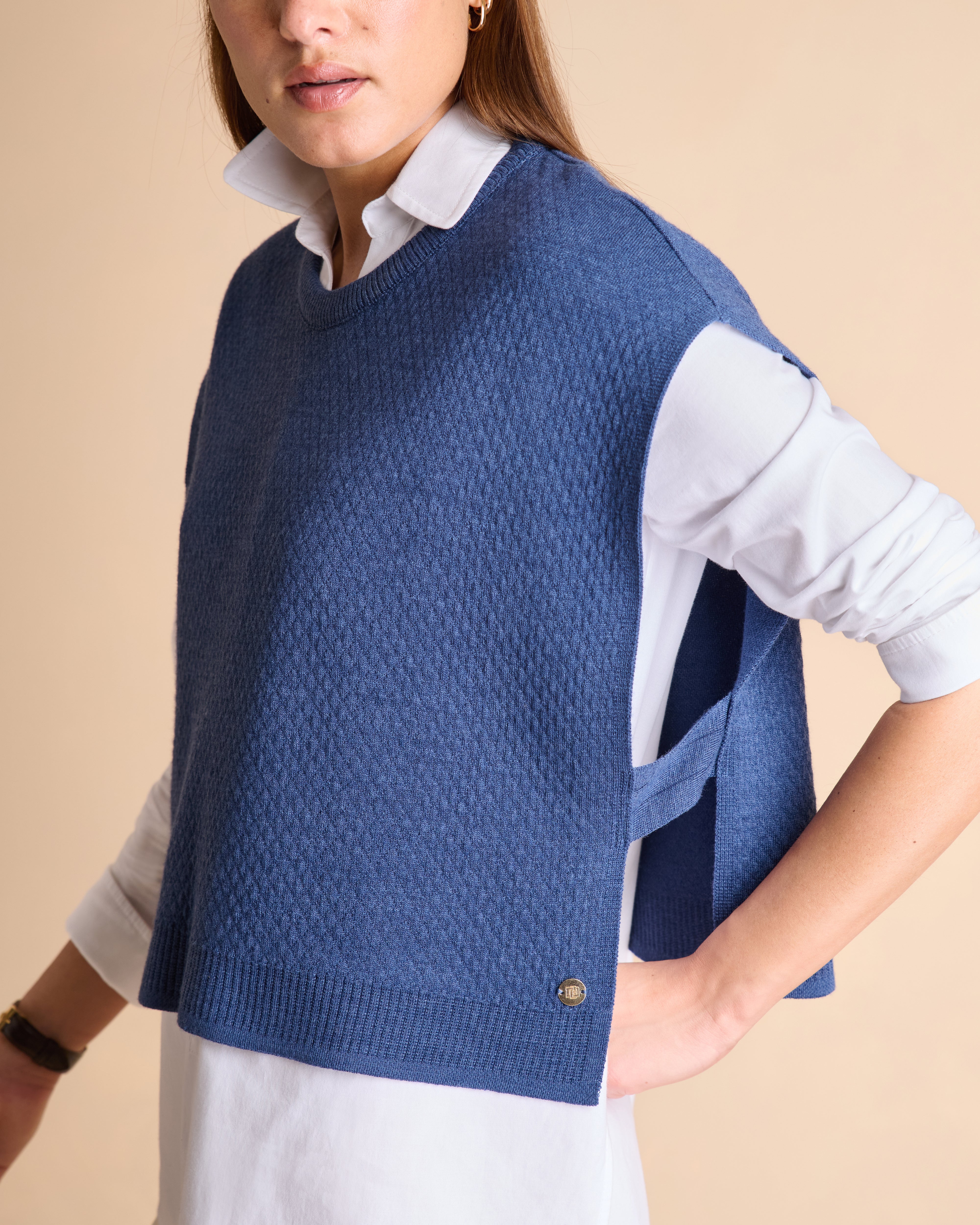 Pull poncho bleu sans manches avec de la laine mérinos