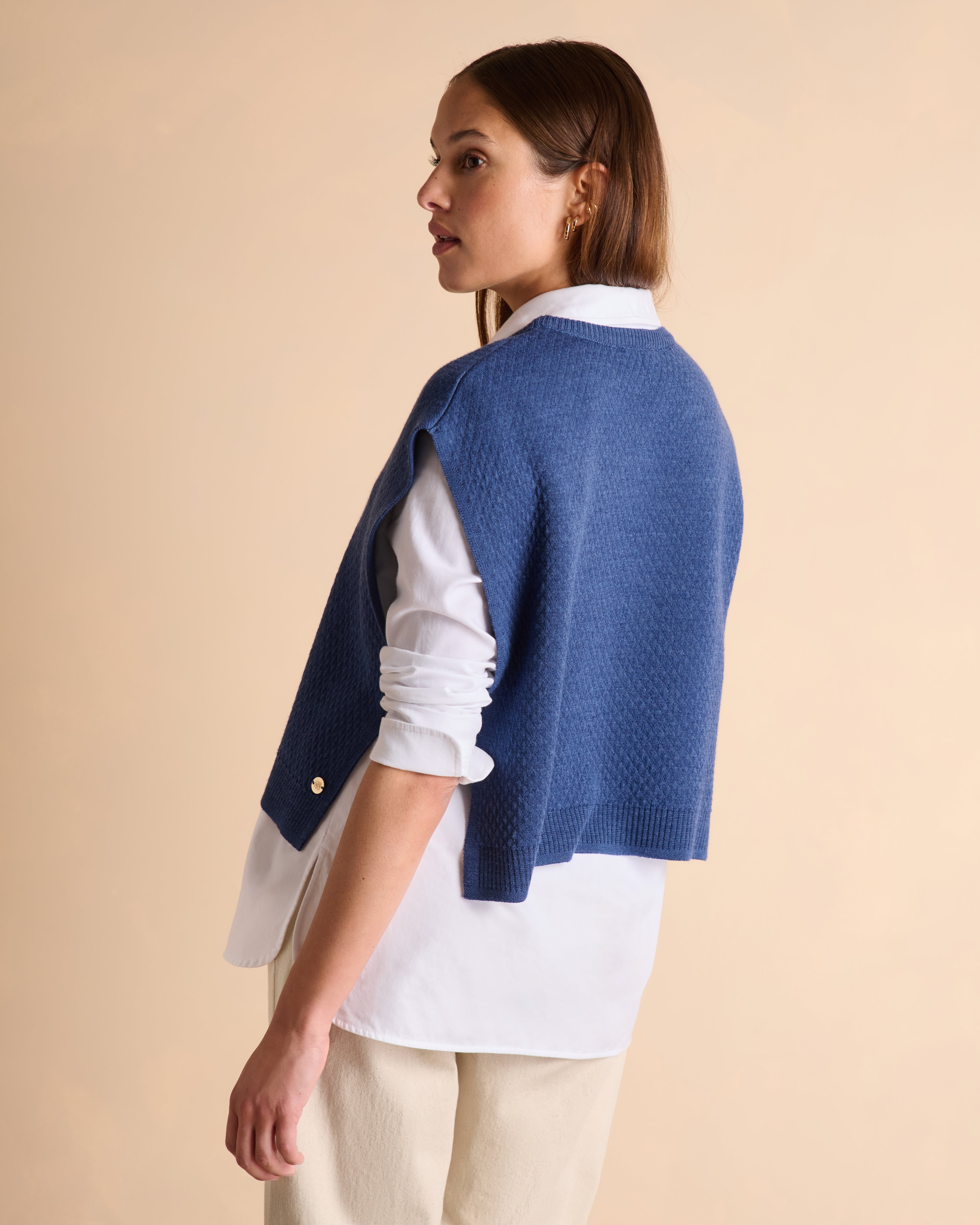 Pull poncho bleu sans manches avec de la laine mérinos