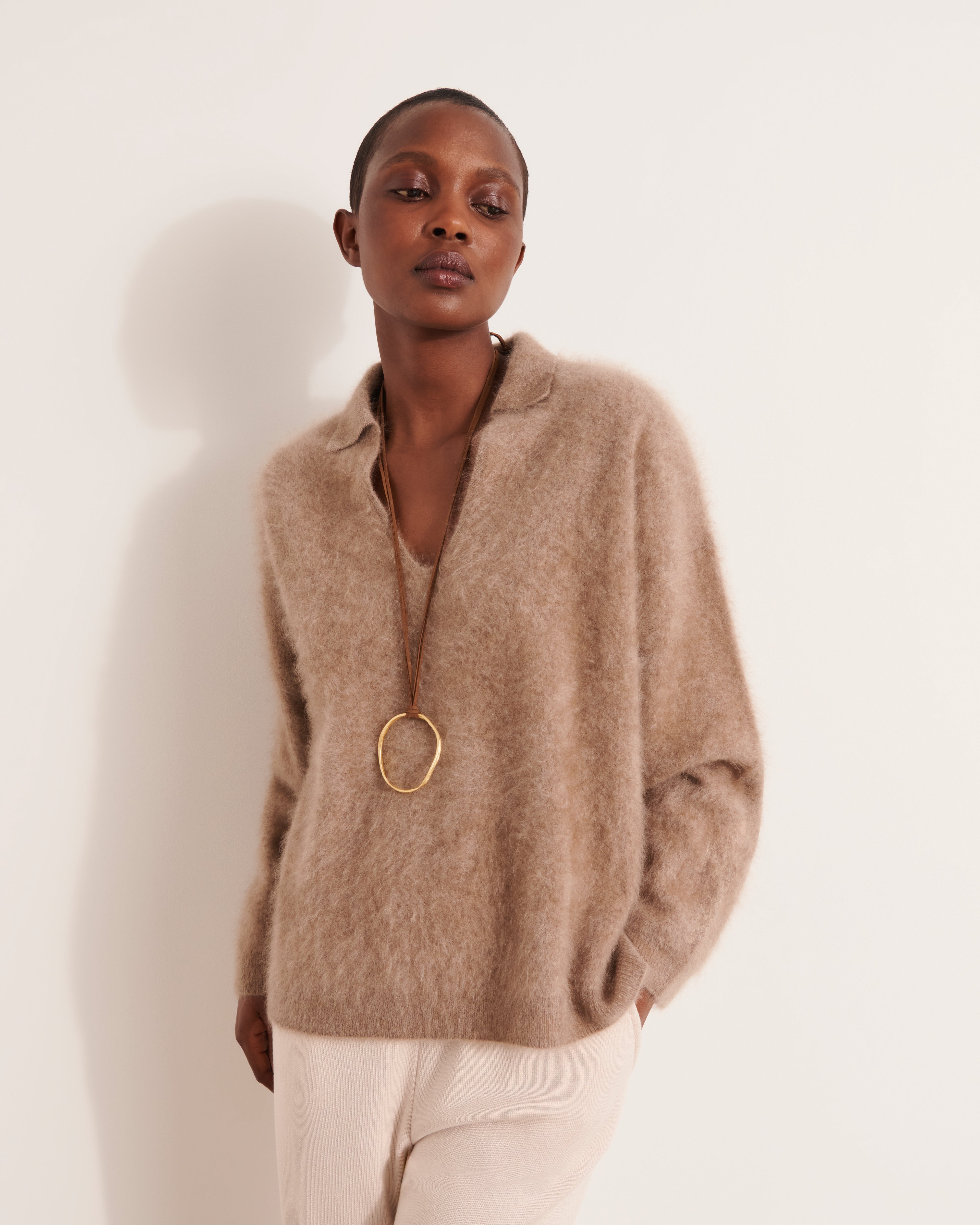 pull oversize col polo en cachemire brossé beige foncé