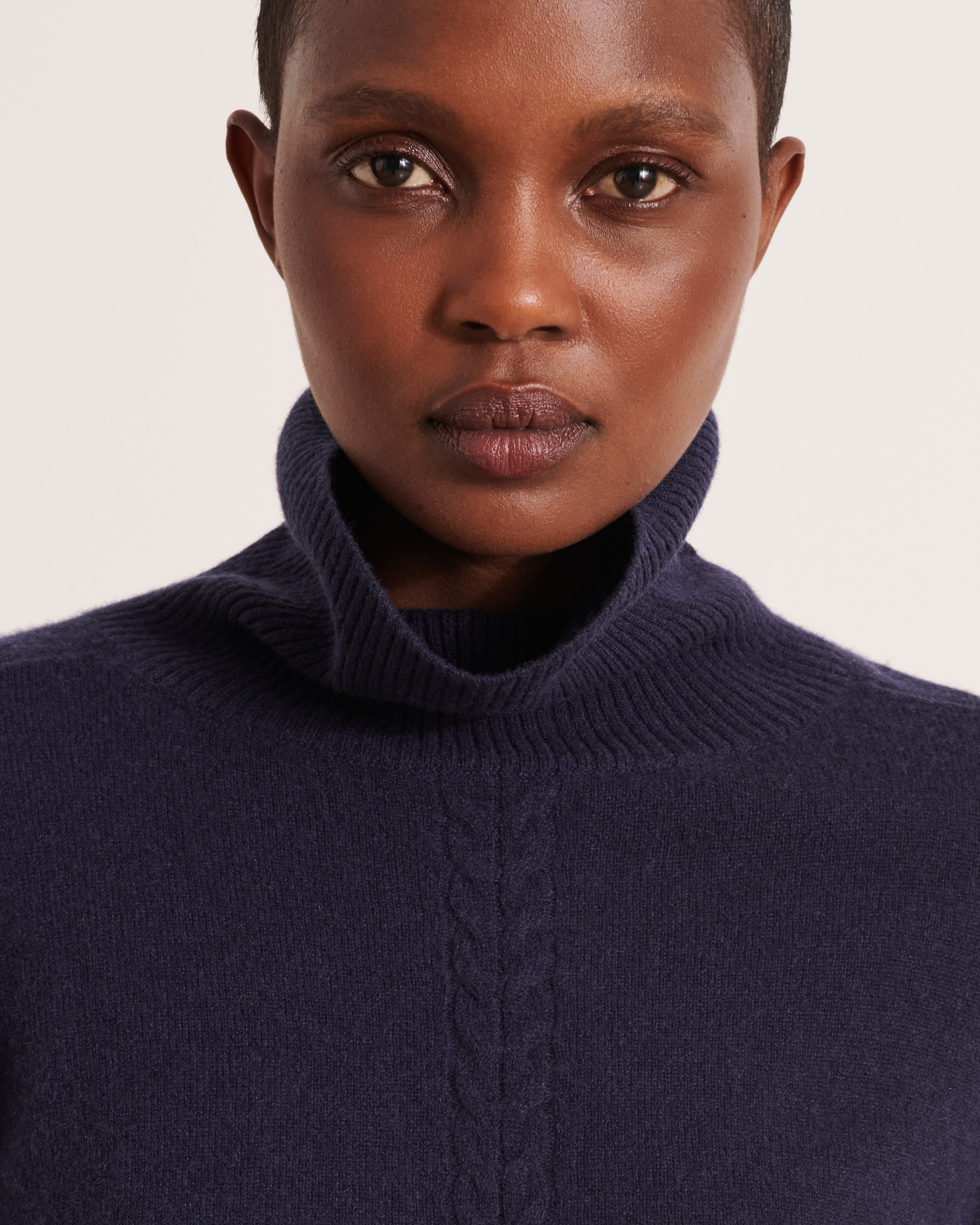 pull col roulé en cachemire marine