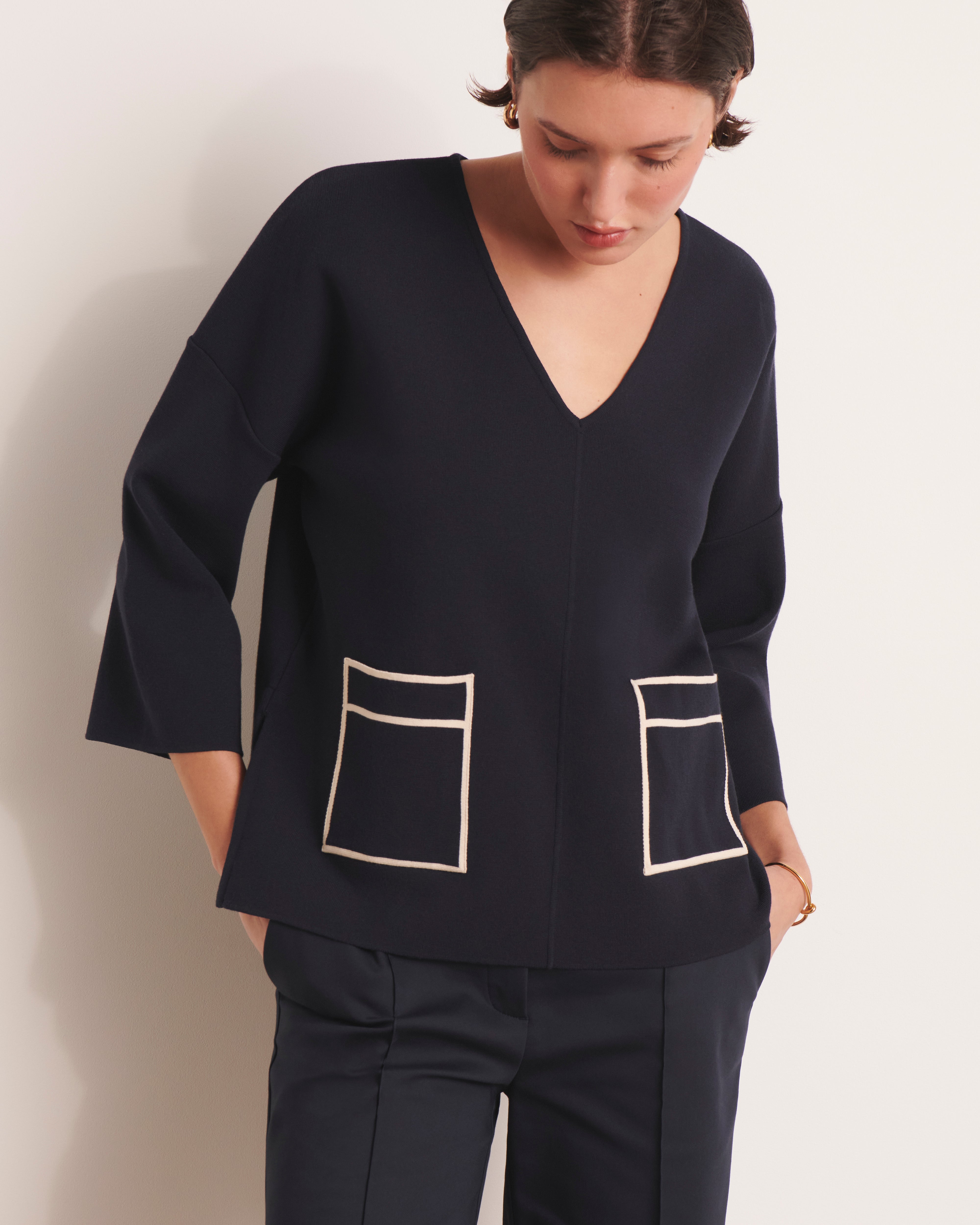 pull bleu marine encolure V en maille milano