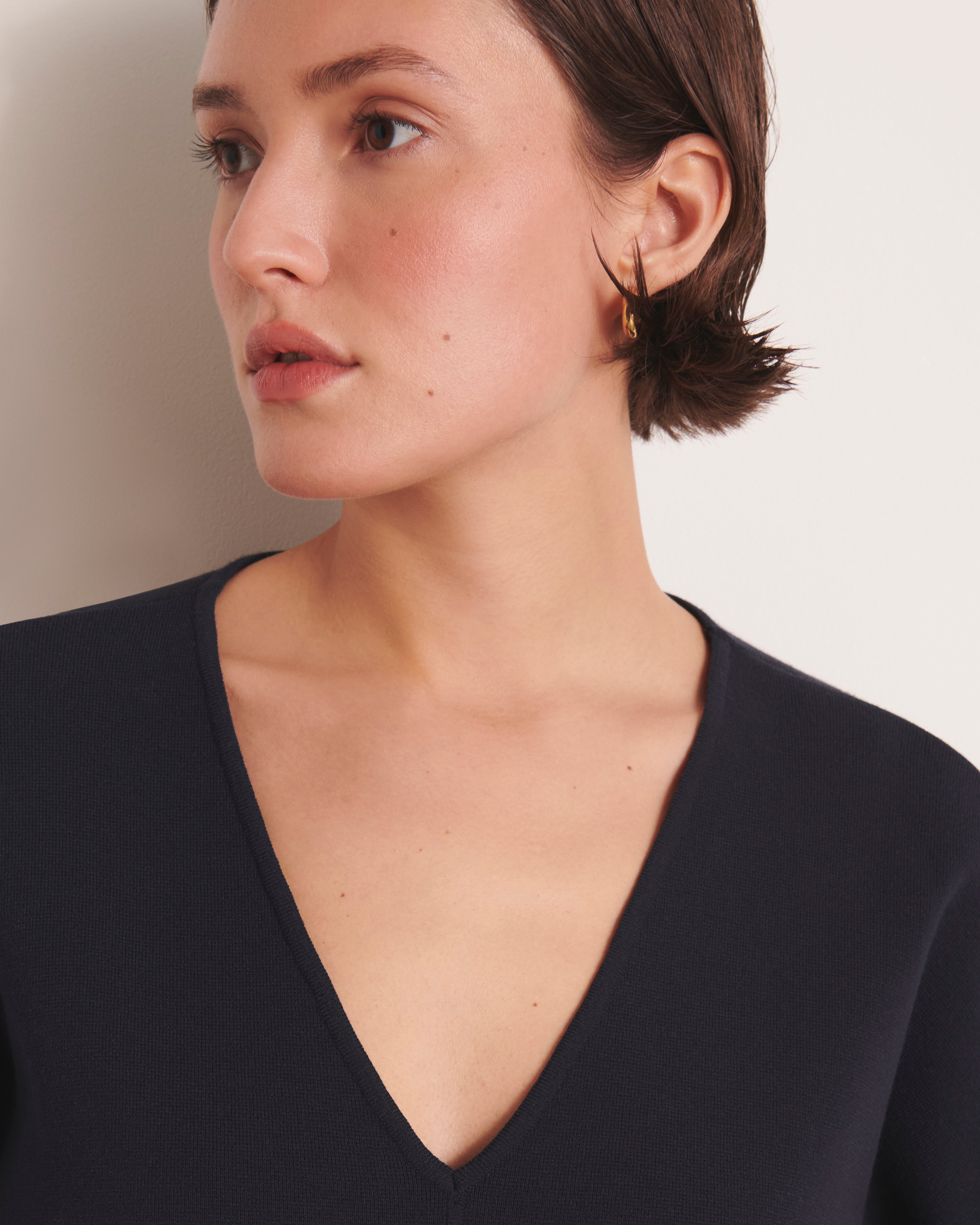 pull bleu marine encolure V en maille milano