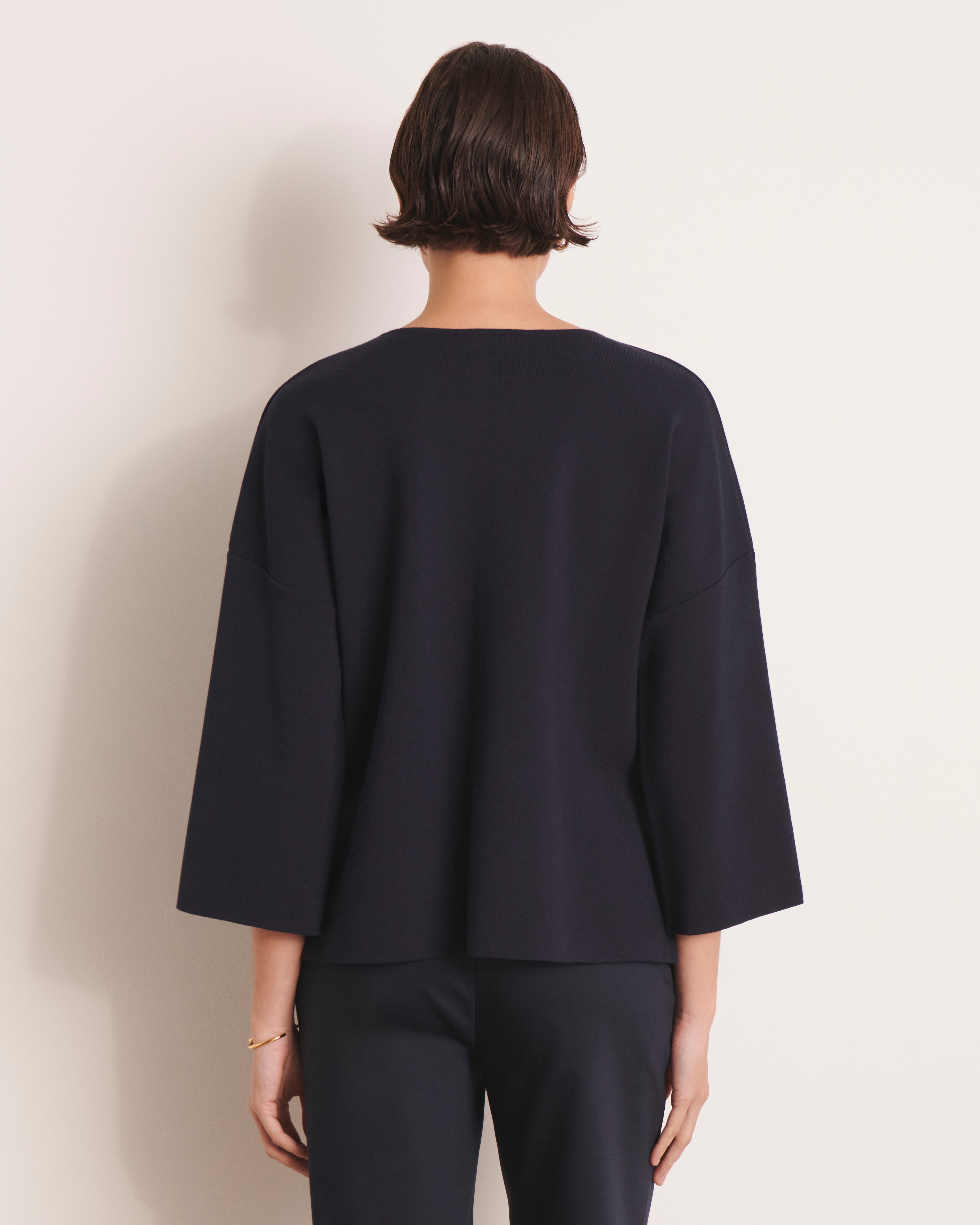 pull bleu marine encolure V en maille milano