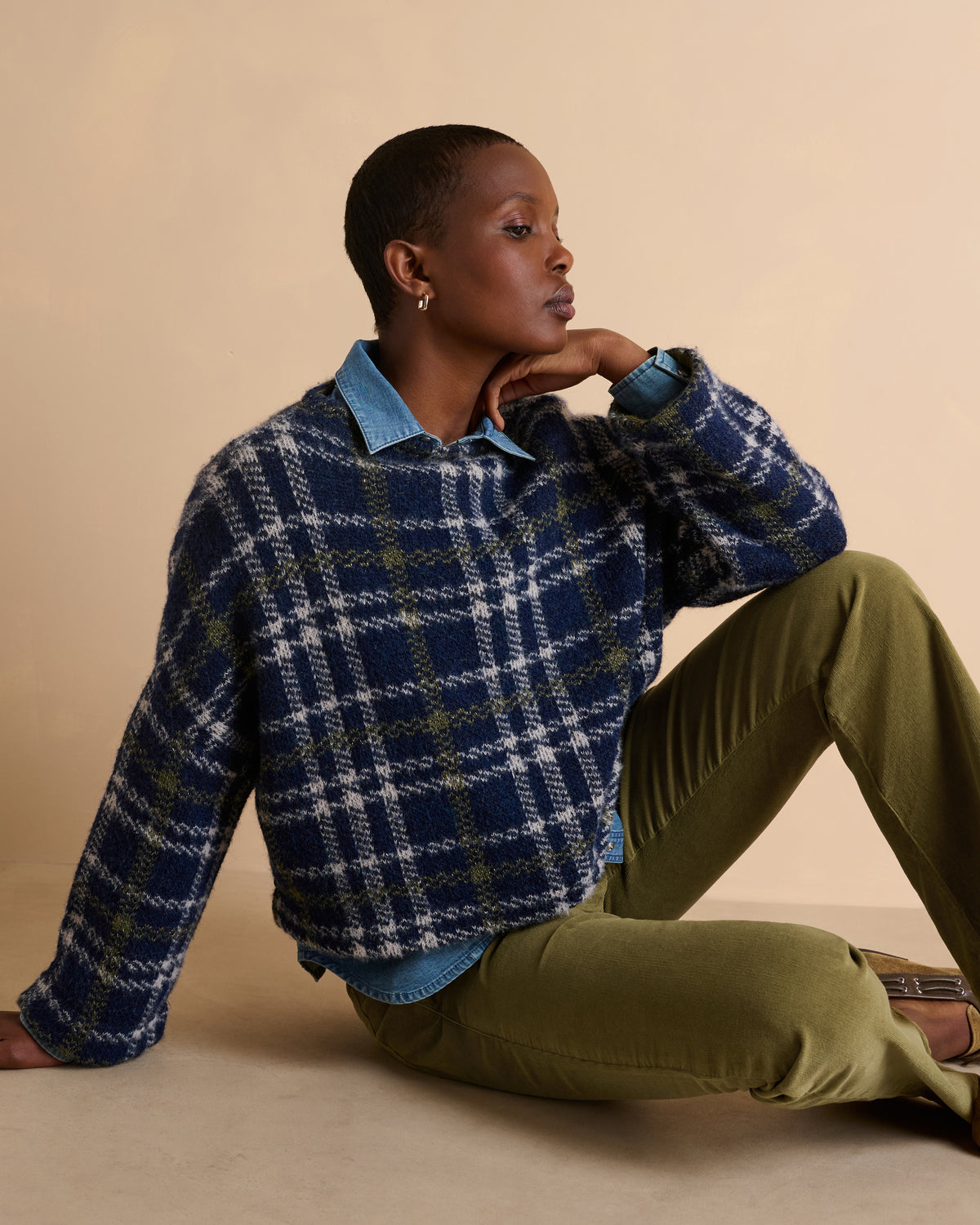 Pull court bleu marine à carreaux col montant en laine made in France