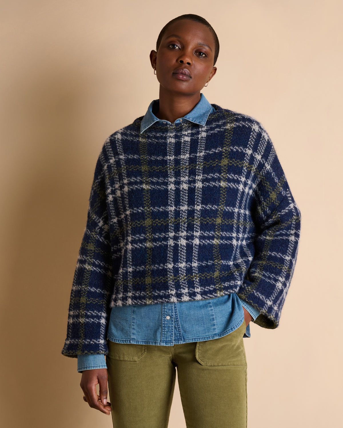 Pull court bleu marine à carreaux col montant en laine made in France
