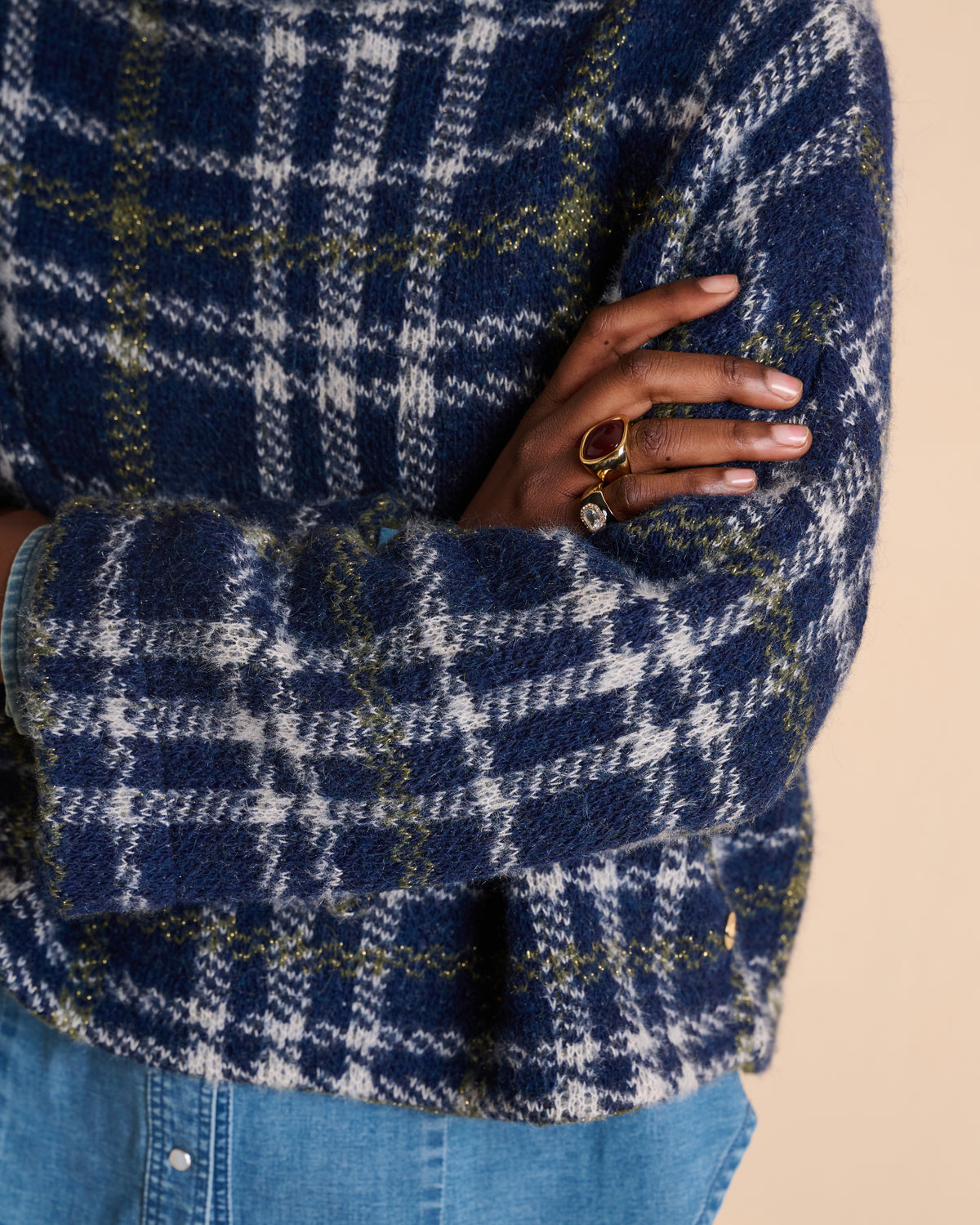 Pull court bleu marine à carreaux col montant en laine made in France