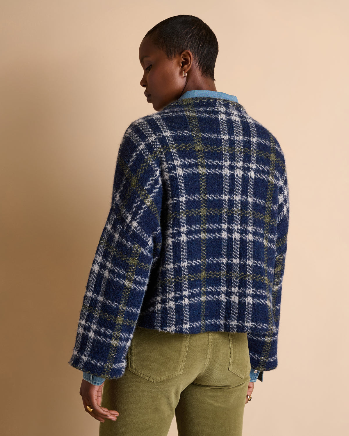 Pull court bleu marine à carreaux col montant en laine made in France