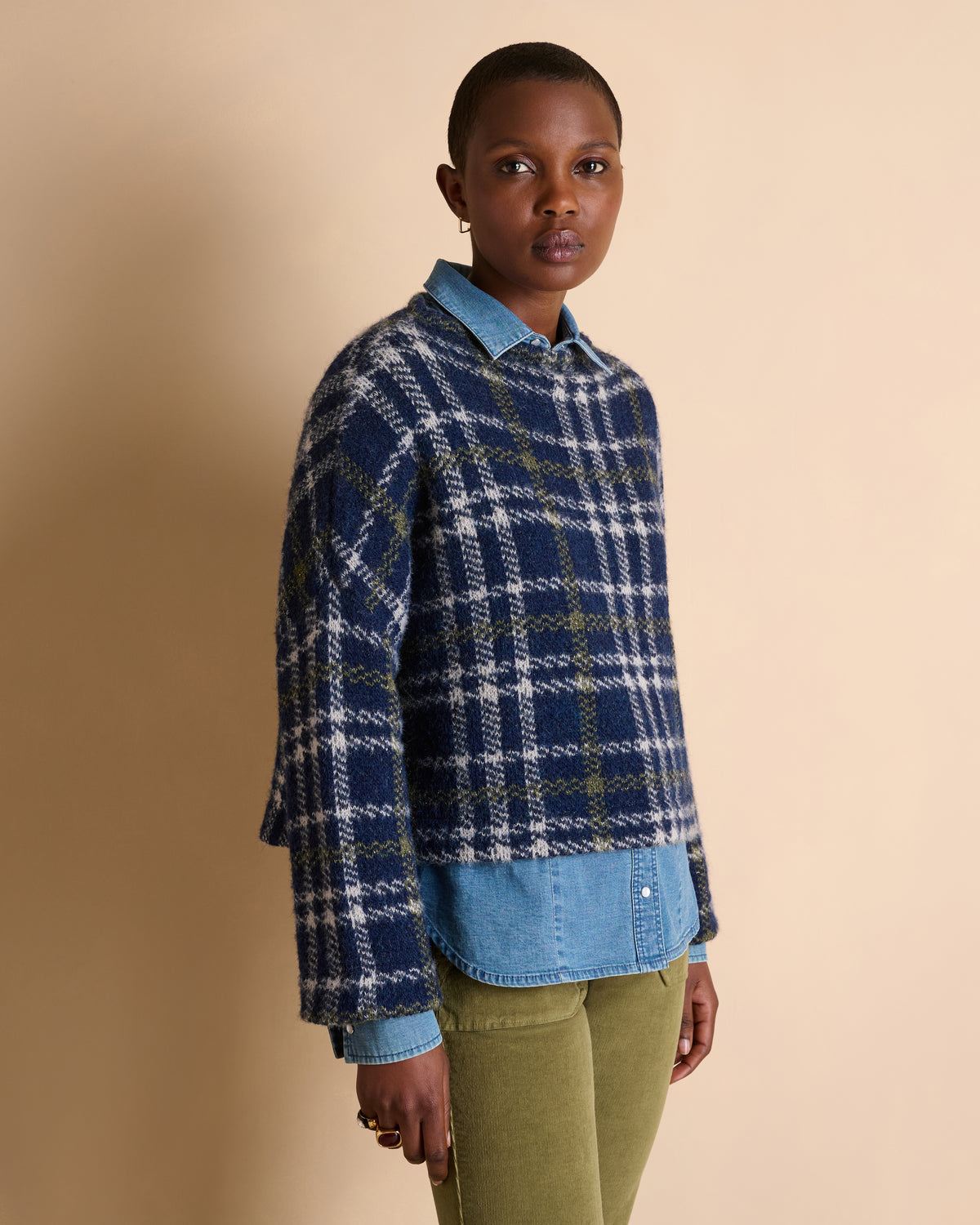 Pull court bleu marine à carreaux col montant en laine made in France