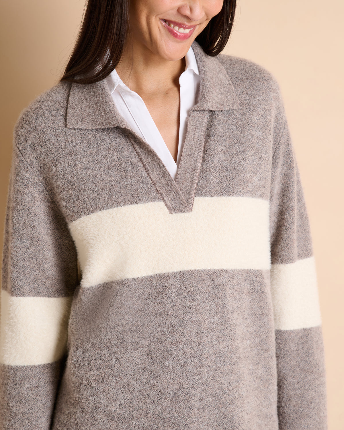 Pull beige bicolore encolure V en laine