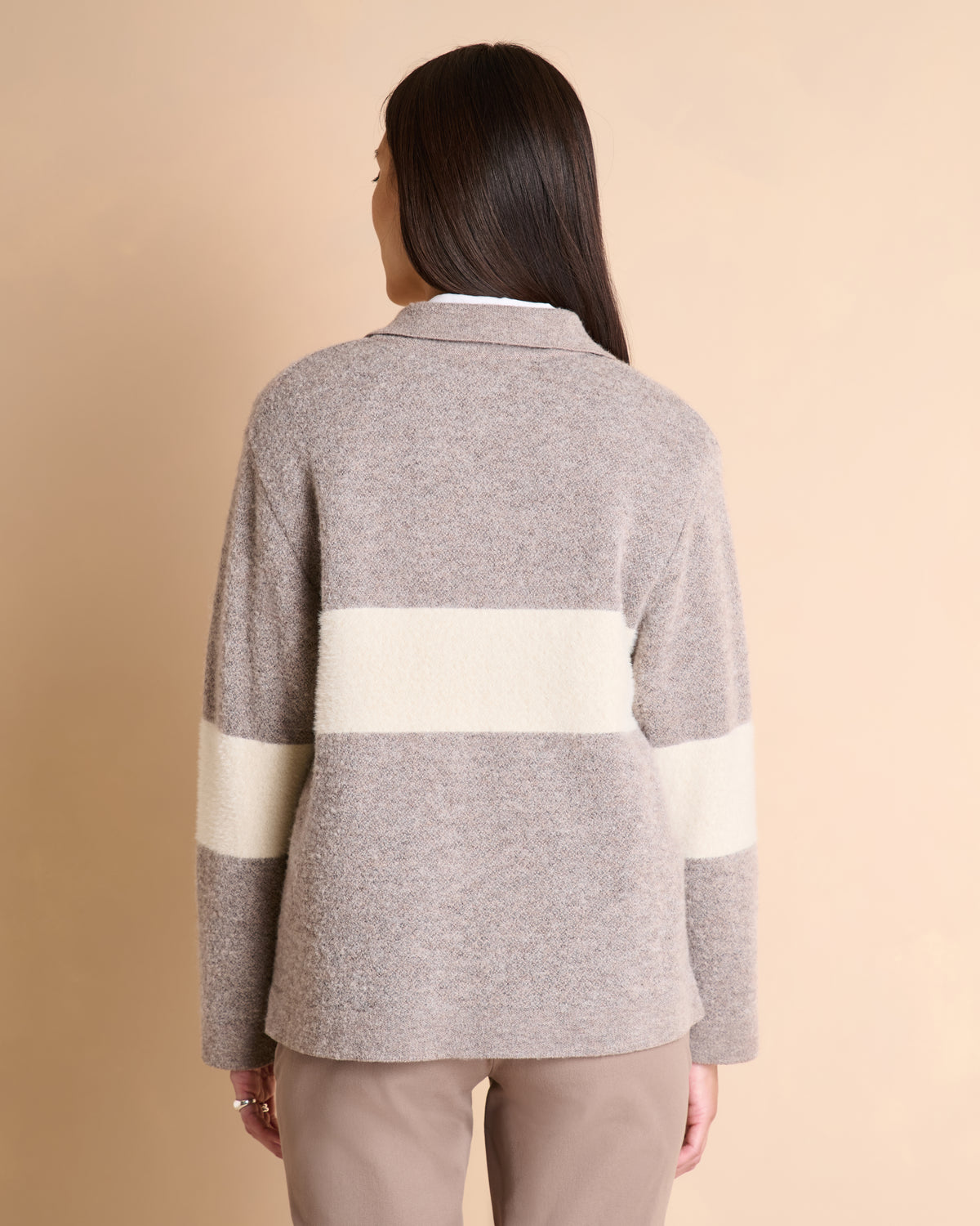 Pull beige bicolore encolure V en laine