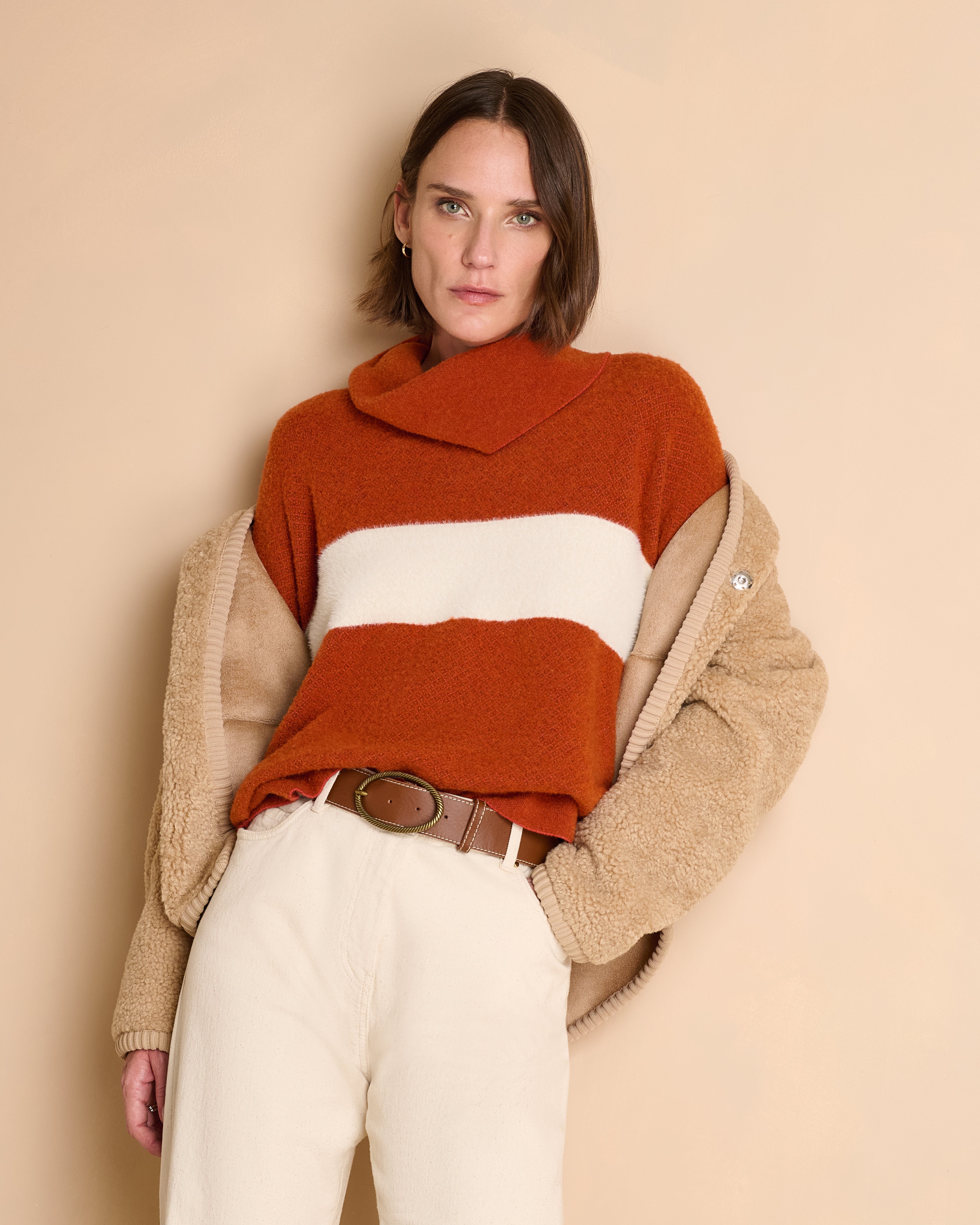 Pull orange bicolore col roulé en laine