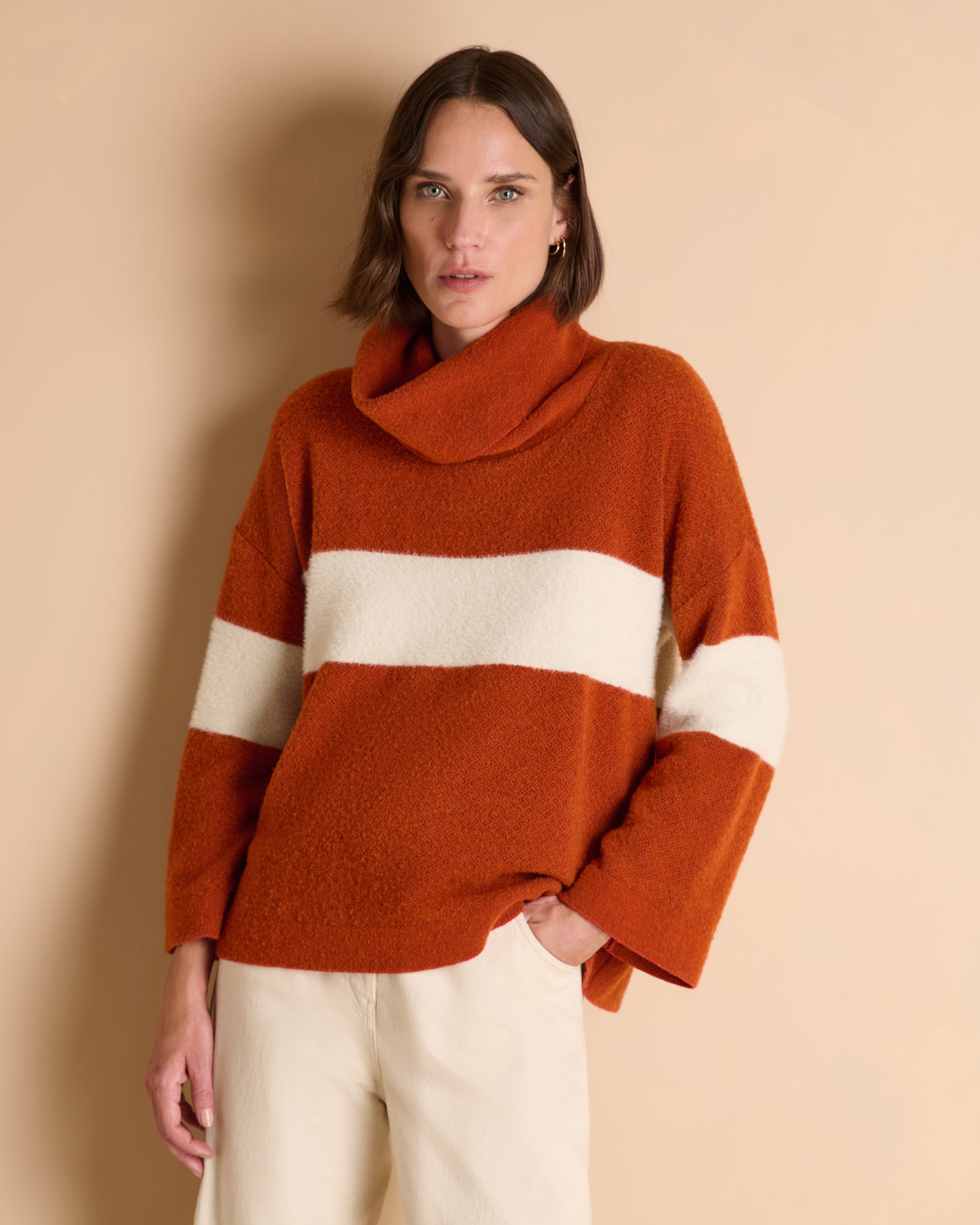 Pull orange bicolore col roulé en laine