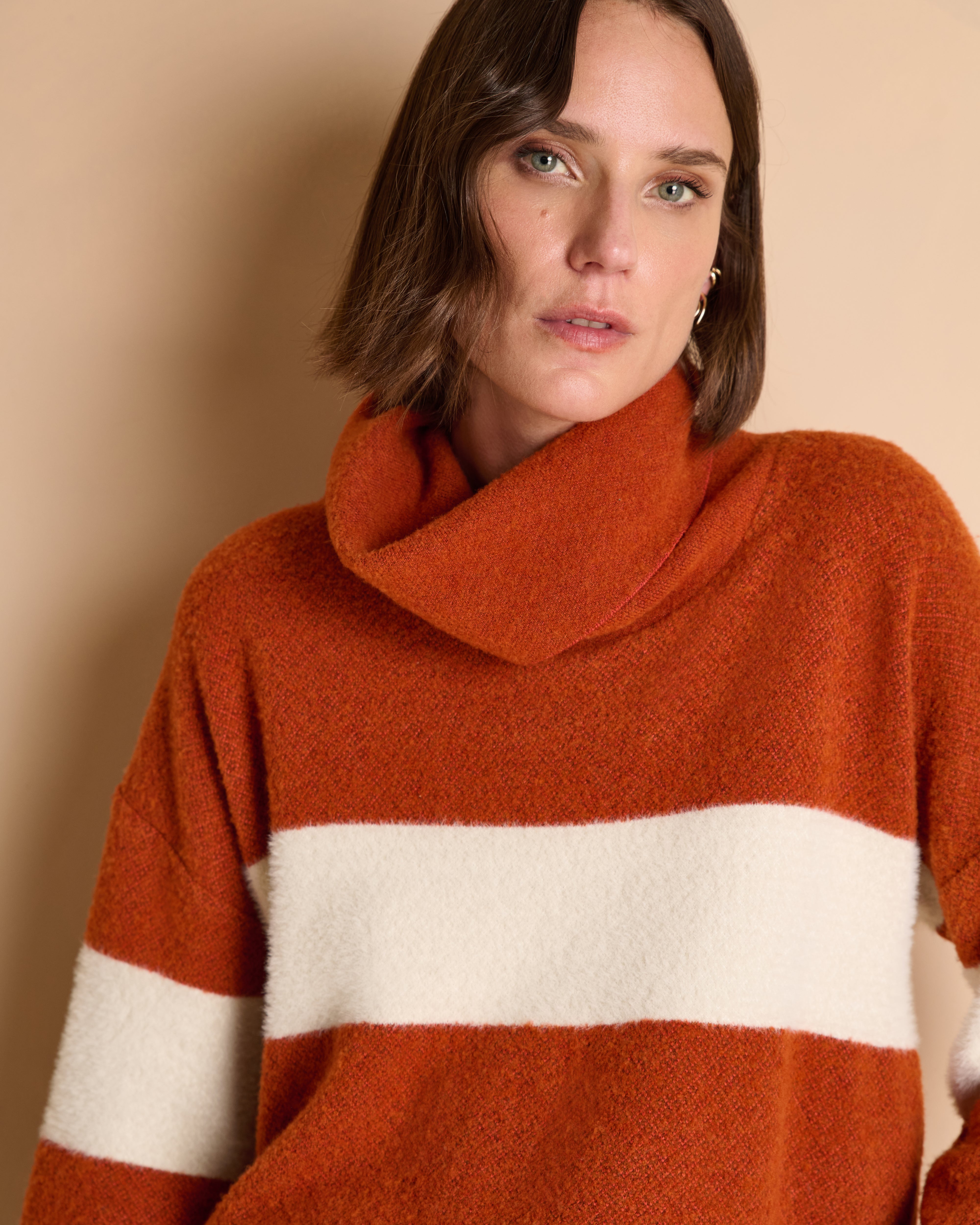 Pull orange bicolore col roulé en laine