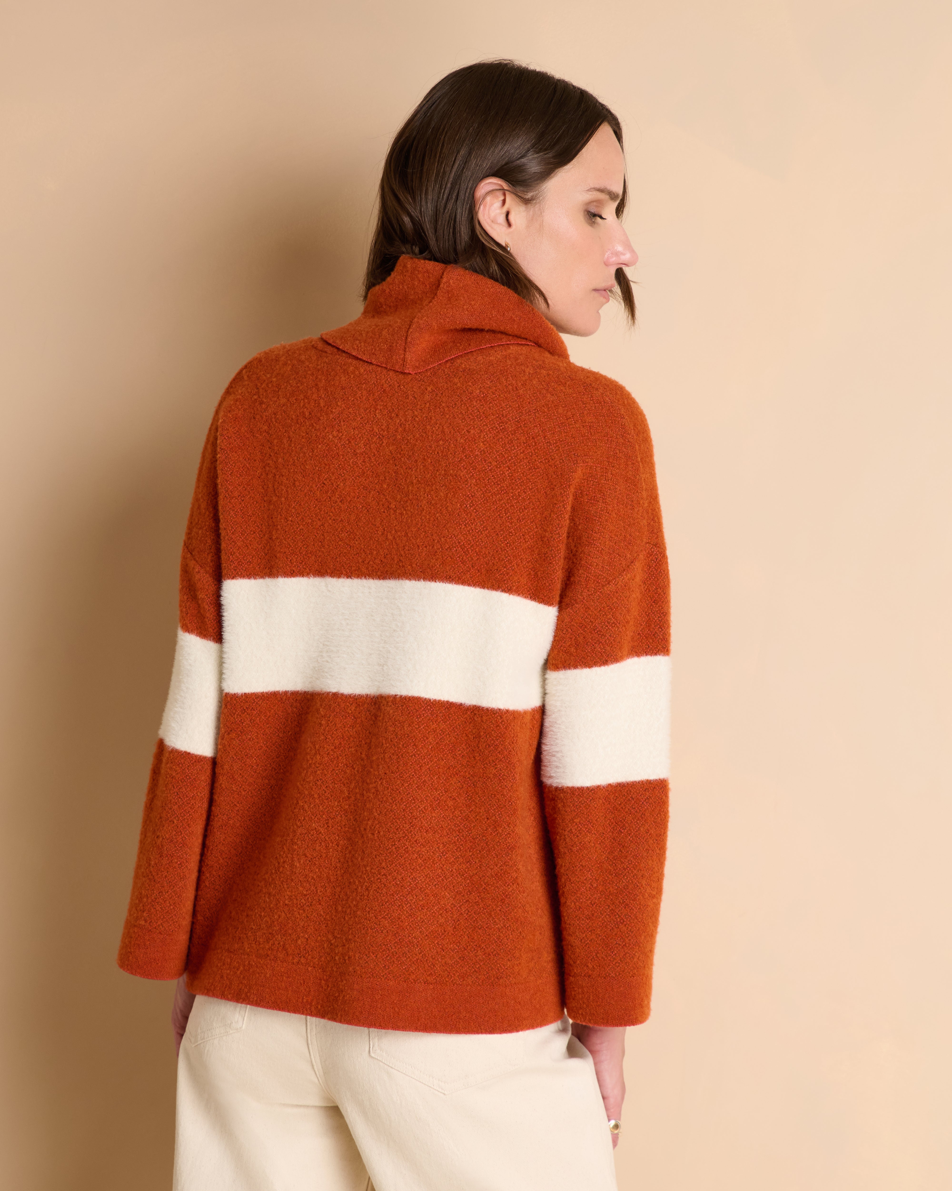 Pull orange bicolore col roulé en laine