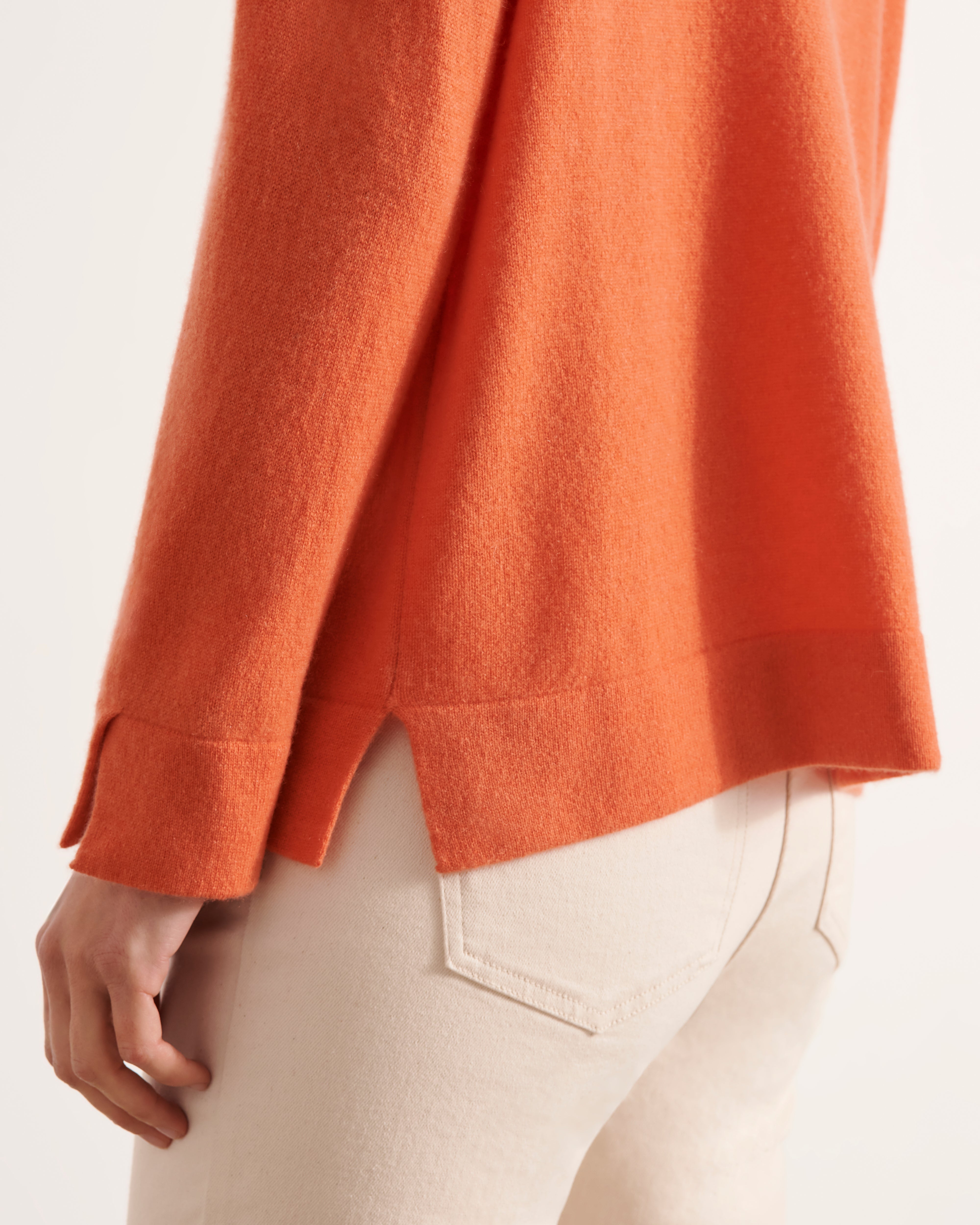 pull oversize en cachemire orange détail torsade