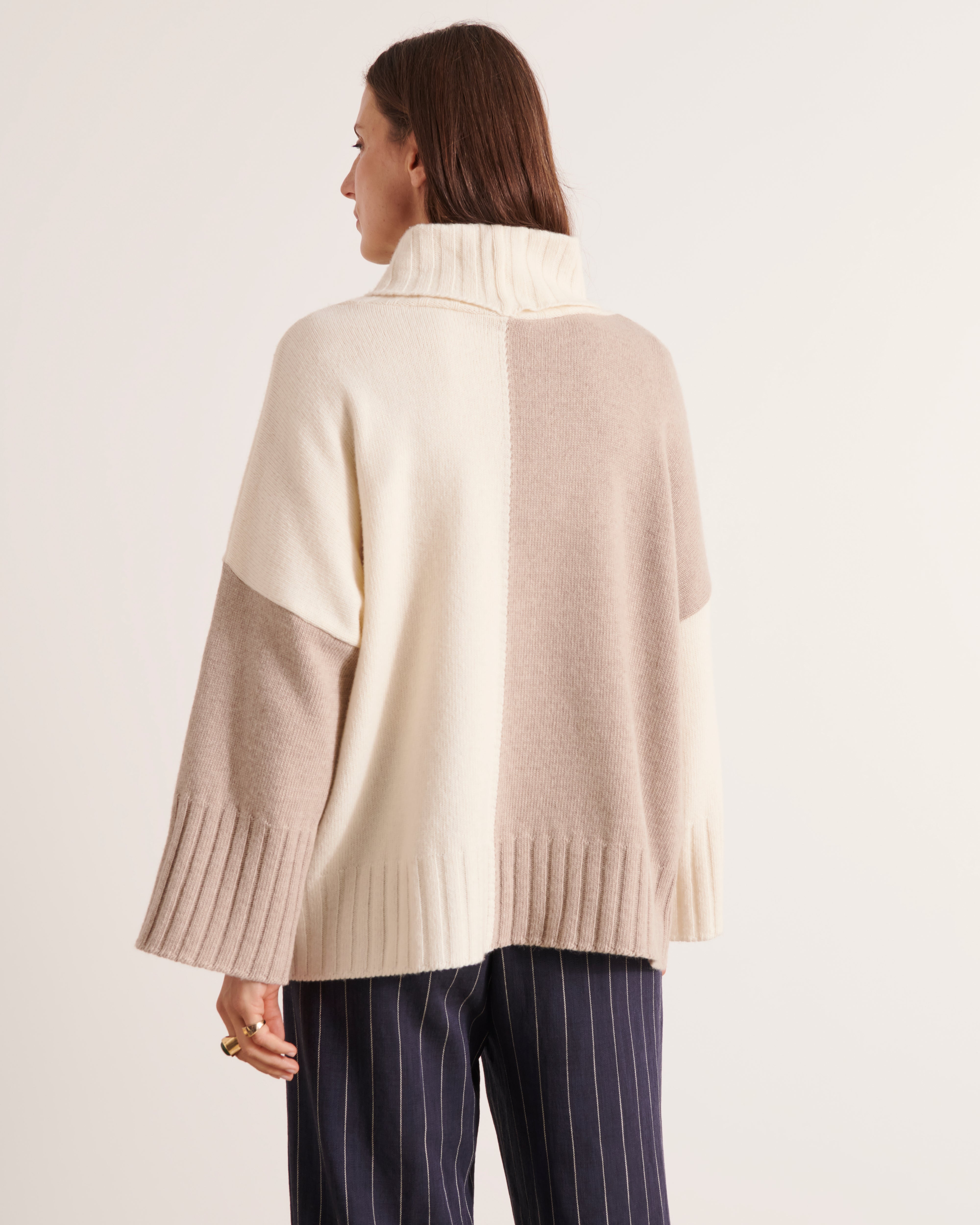 Pull maille intarsia en laine mérinos et cachemire bicolore beige et blanc