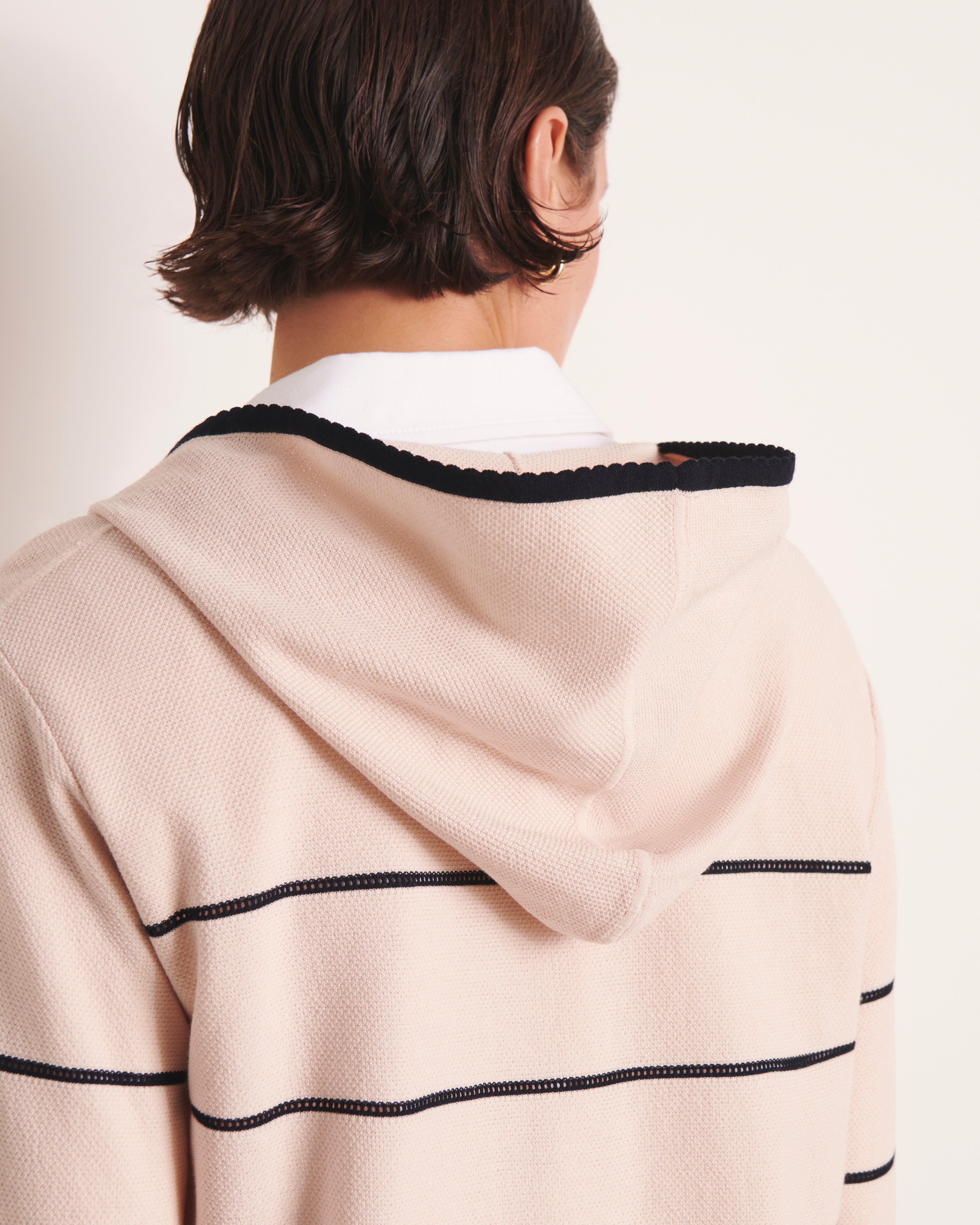 pull en maille à capuche et rayures