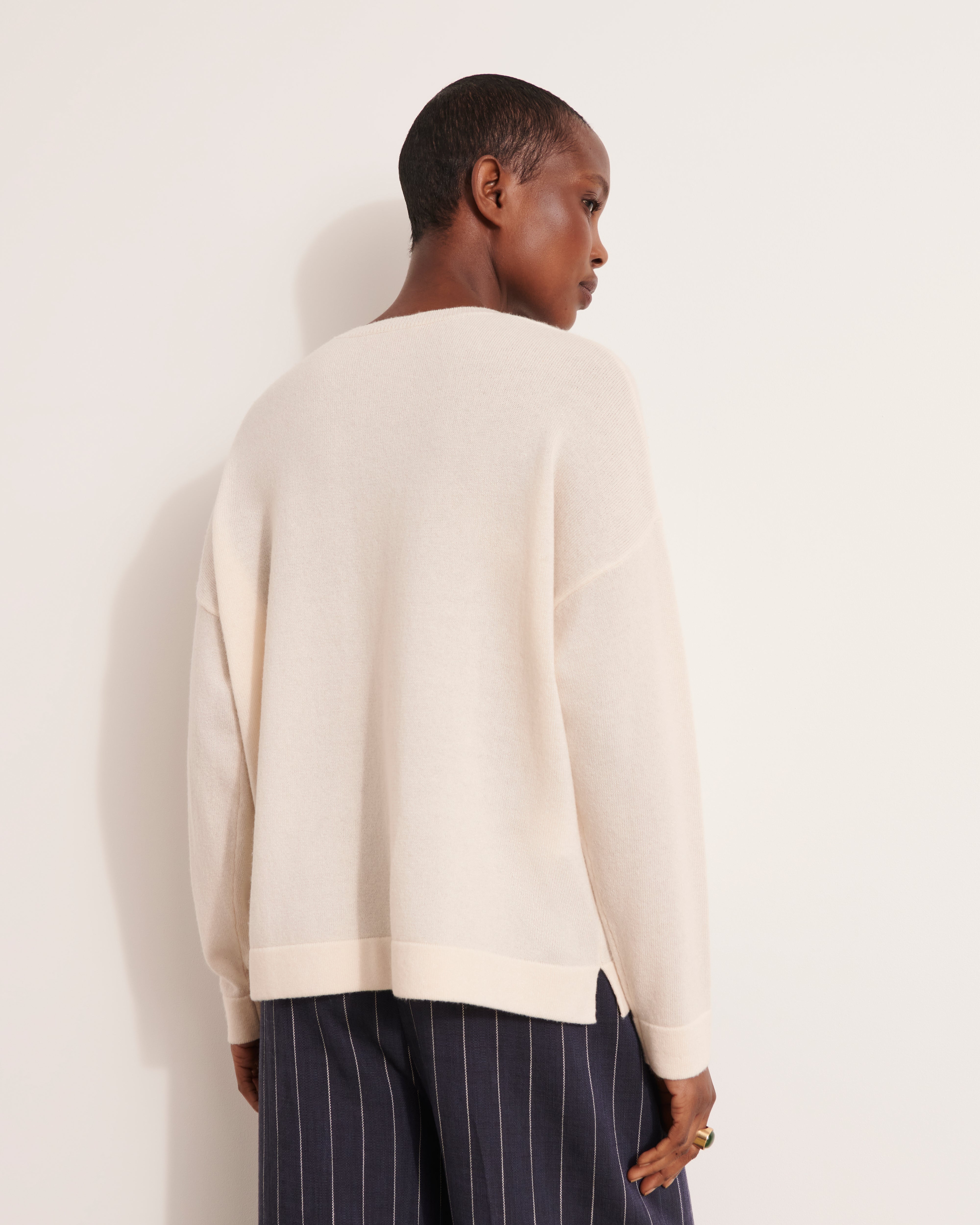 pull en laine et cachemire blanc cassé irisée avec détail à l'encolure
