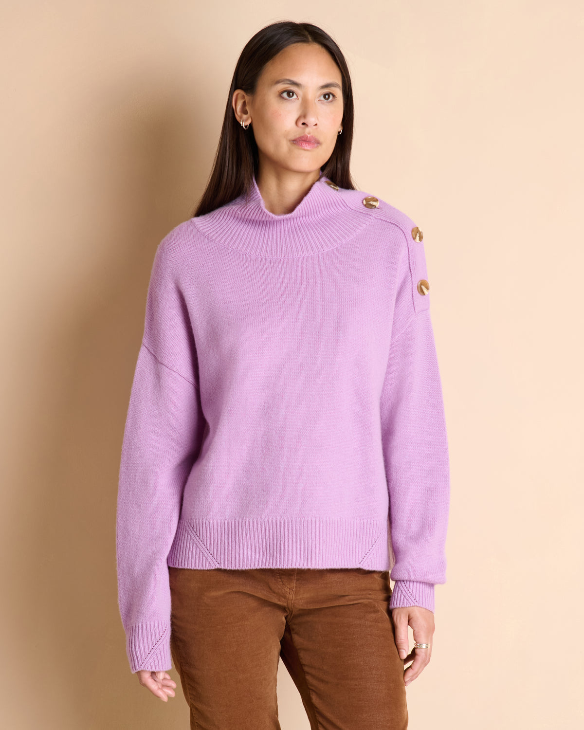 Pull violet à col roulé bouton sur épaules en laine et cachemire