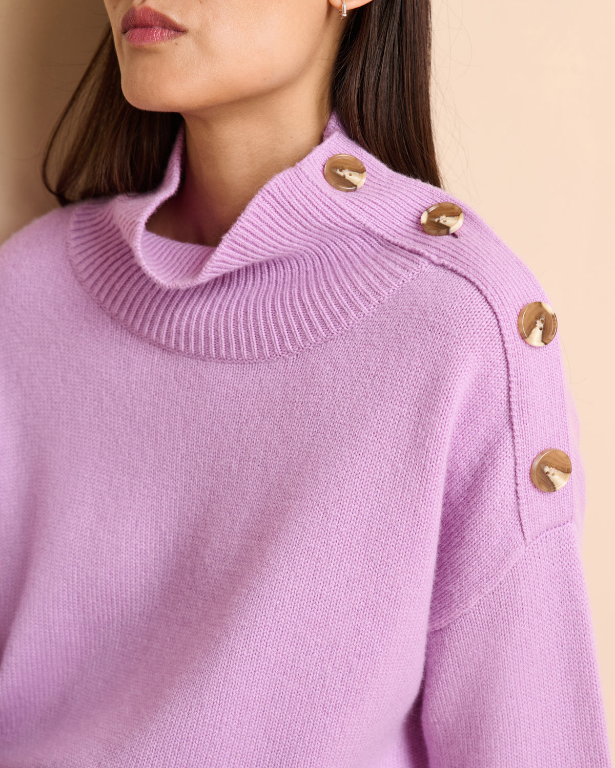 Pull violet à col roulé bouton sur épaules en laine et cachemire