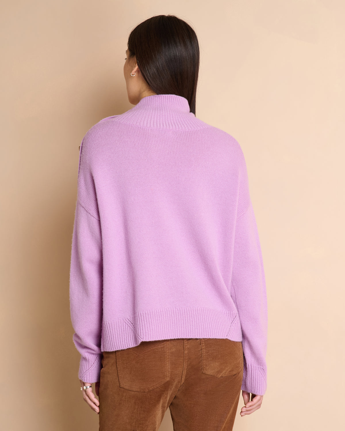 Pull violet à col roulé bouton sur épaules en laine et cachemire