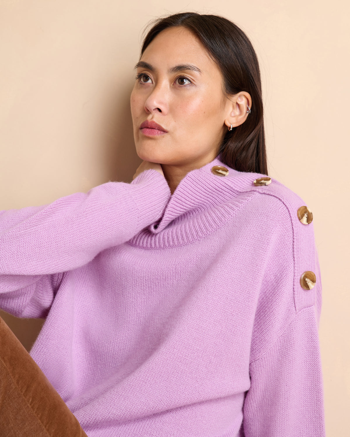 Pull violet à col roulé bouton sur épaules en laine et cachemire
