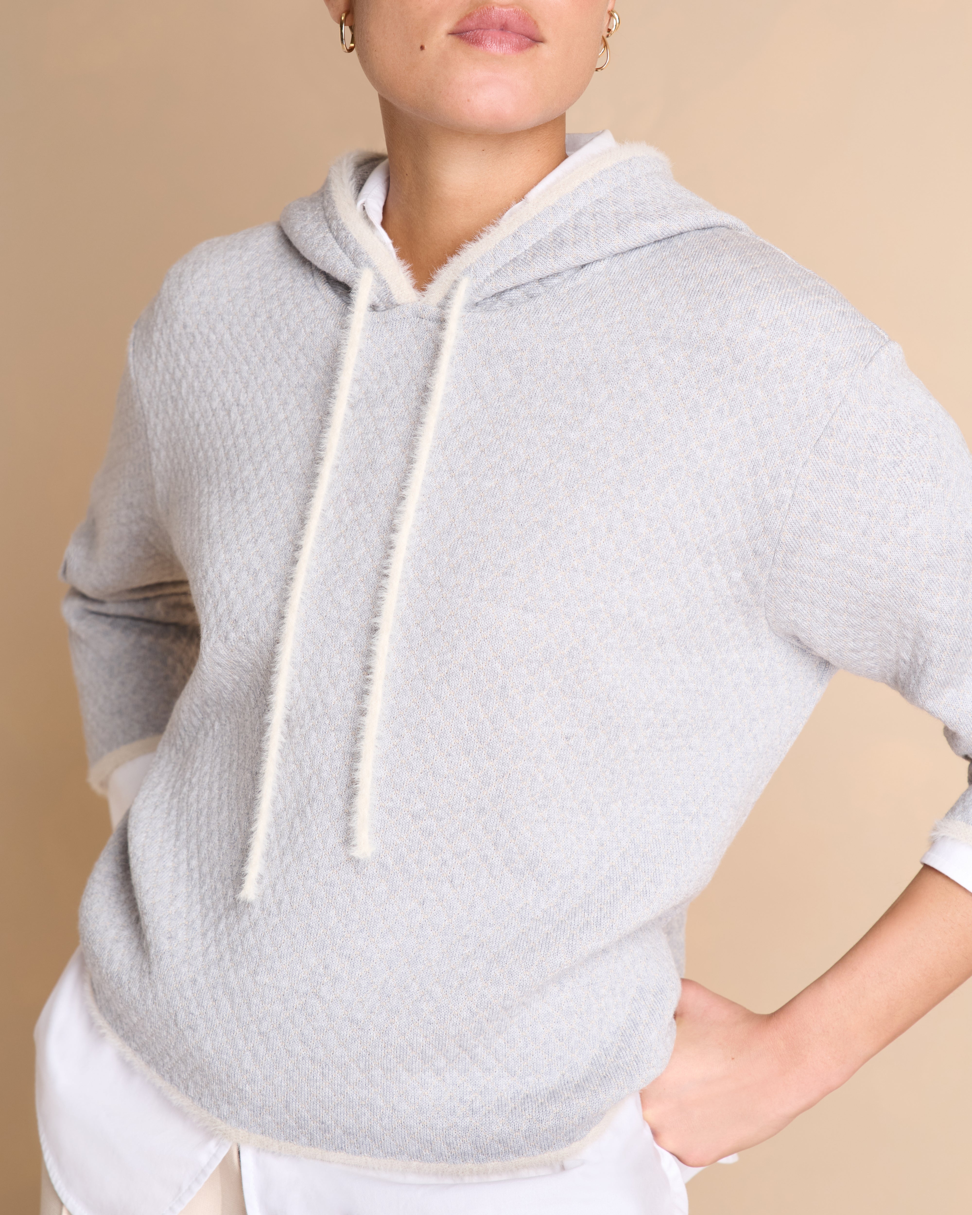 Pull gris à capuche manches longues en laine