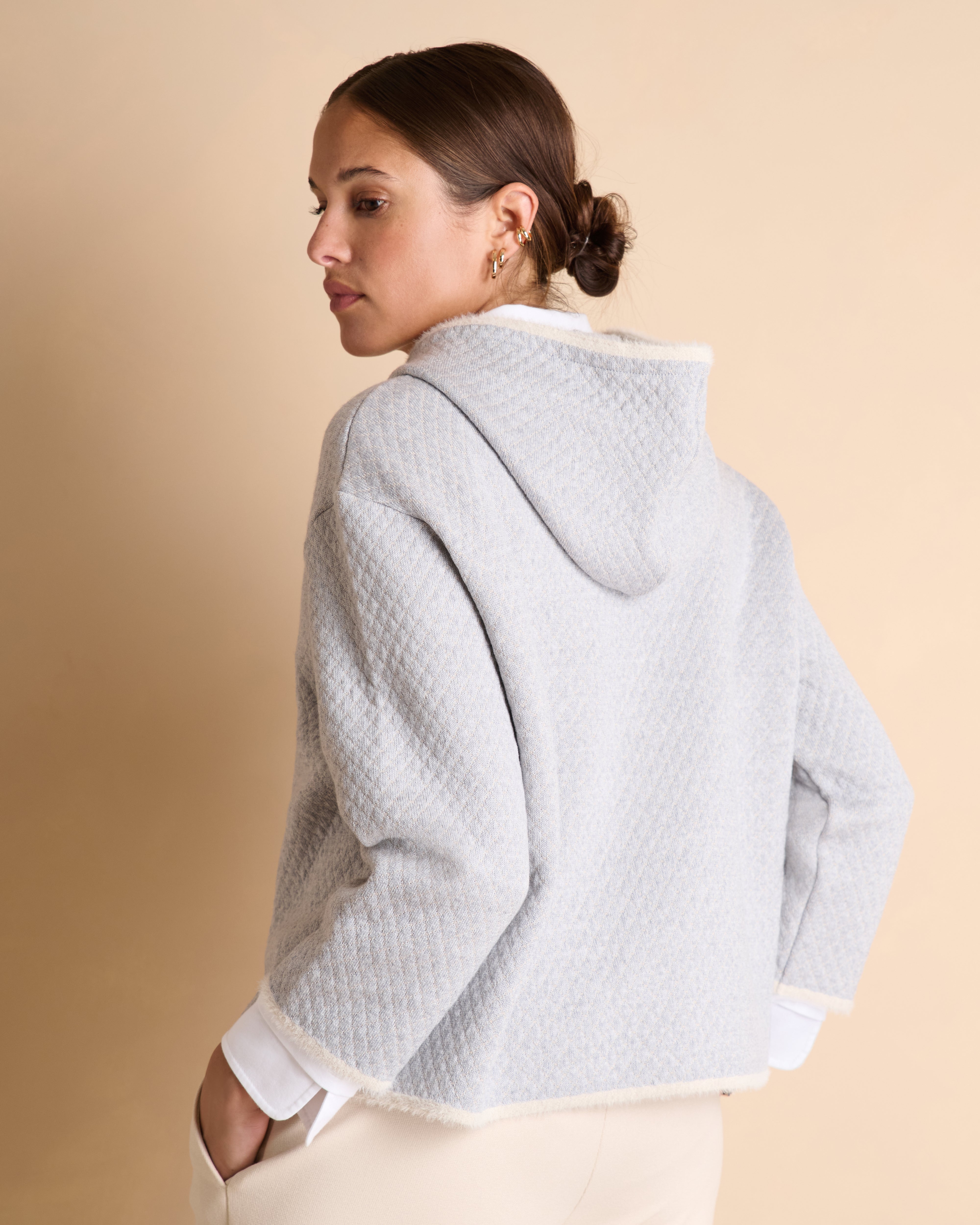 Pull gris à capuche manches longues en laine