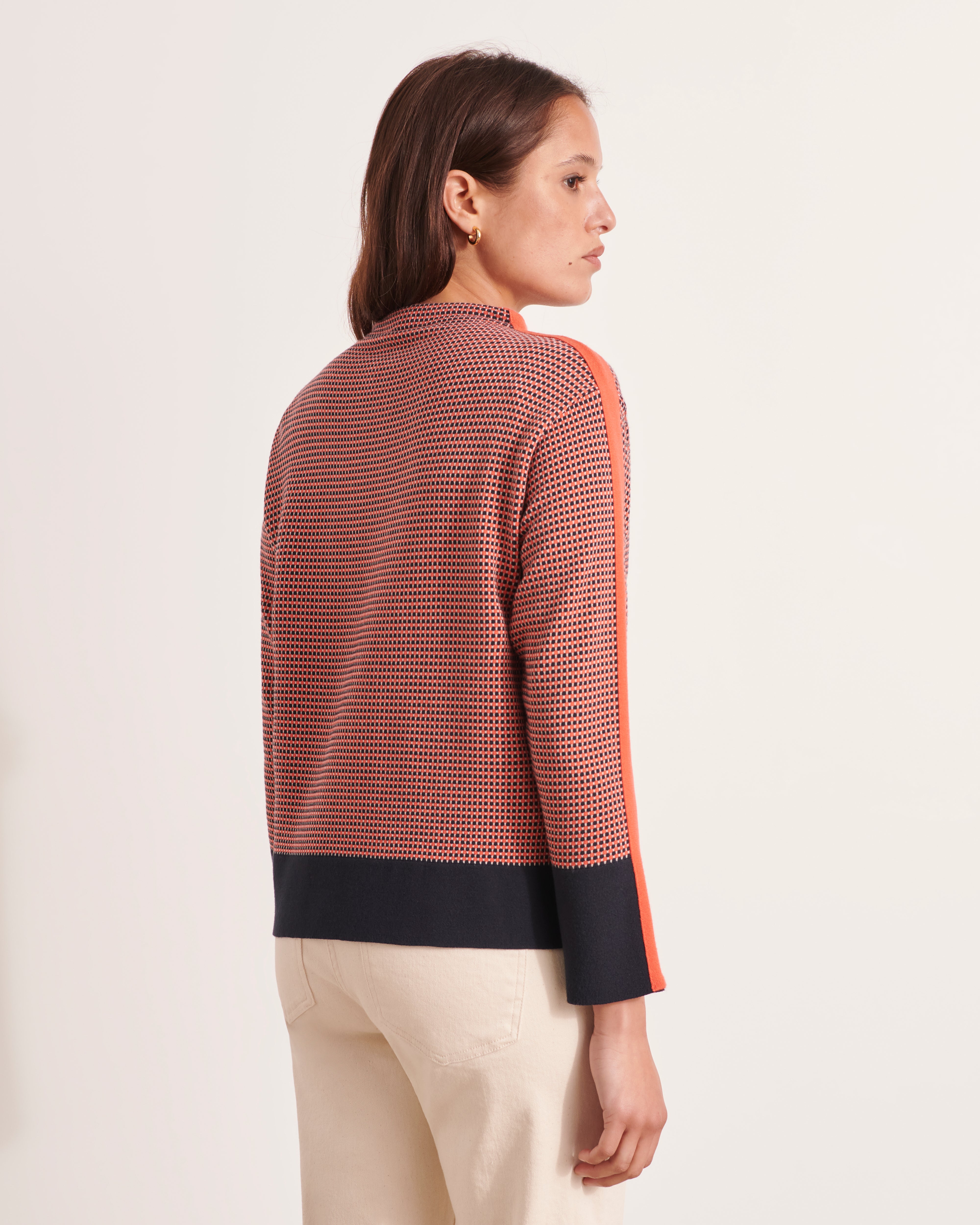 pull en maille jacquard stretch bicolore géométrique tricoté dans nos ateliers