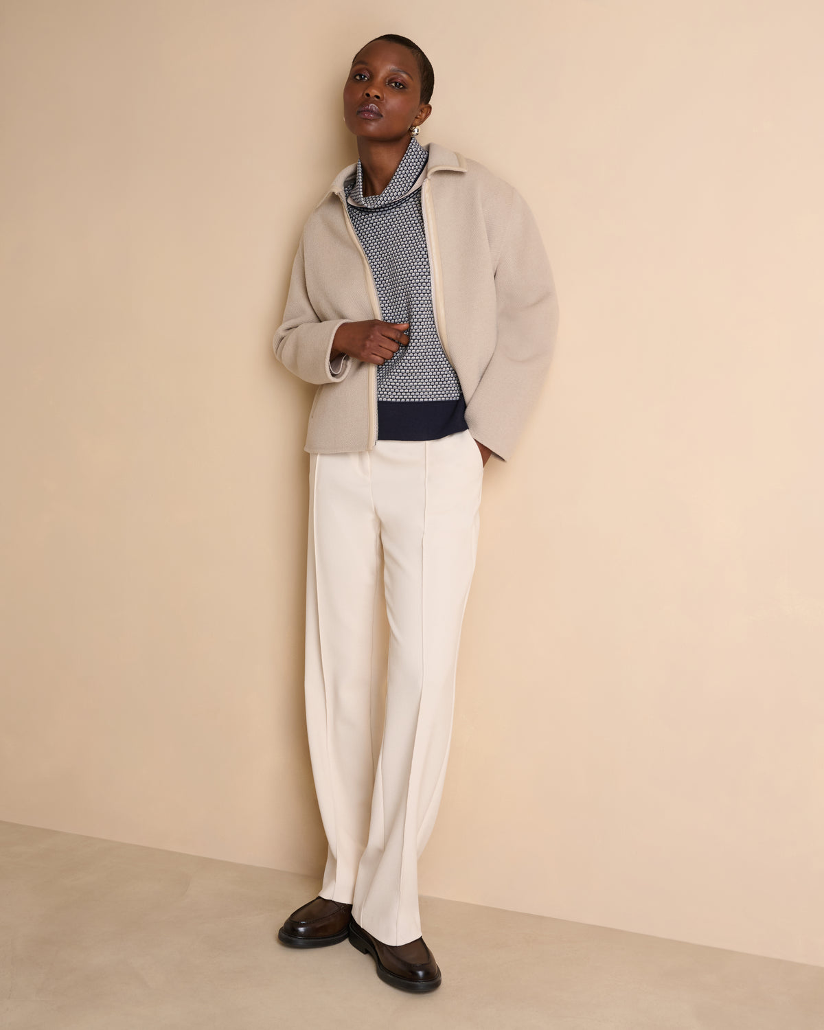 Pull bleu marine en jacquard et col montant